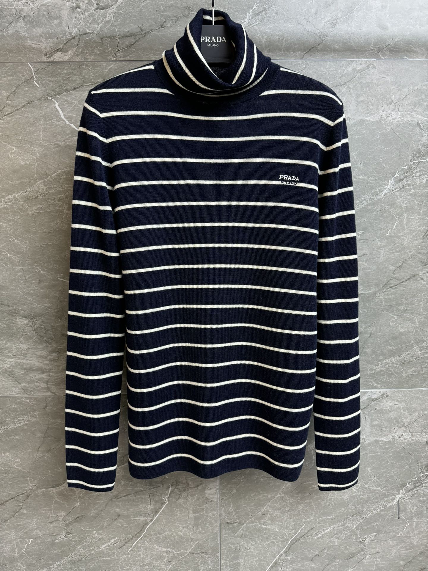 NO:667161,New autumn and winter styles are available. P striped turtleneck bottoming shirt. 2025 autumn and winter series. High collar neck design. Letter logo embroidery pattern embellishment. Blue and white striped color. Casual and fashionable. Wool knitted fabric. Soft and comfortable. Slim fit. The upper body is slim and versatile. Highly recommended. Must-have item. Size SML,, 19860909秋冬新款上新啦 P家条纹高领打底衫 2025秋冬系列 高领领口设计 字母logo刺绣图案点缀 蓝白条纹配色 休闲时髦 羊毛针织面料 柔软舒适 修身版型 上身显瘦又百搭 强烈推荐必入单品 尺码SML,, ,Women's clothing