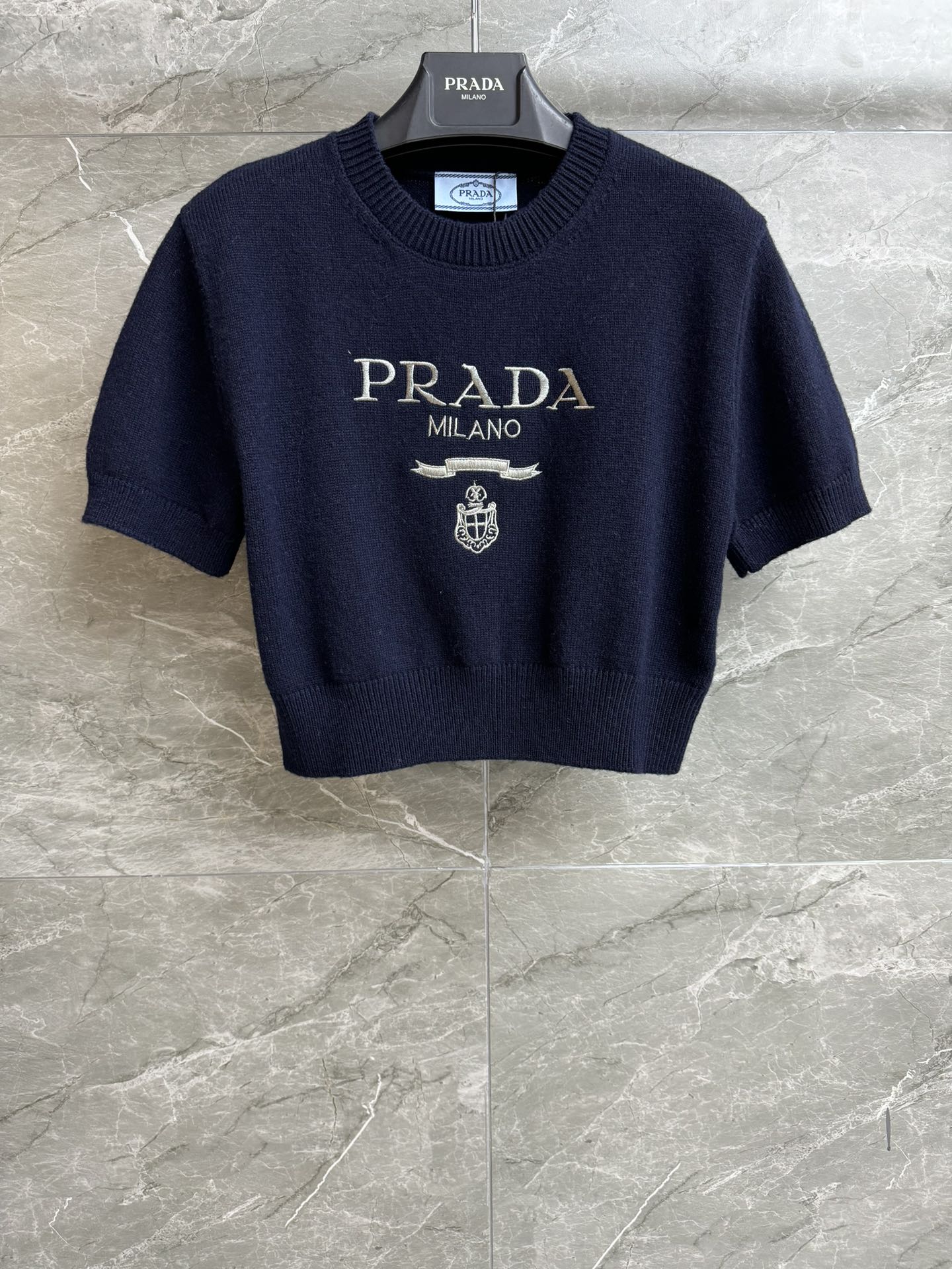 NO:667159,New autumn and winter styles are available. P family letter embroidered sweater 2025 autumn and winter series. Round ribbed neckline. Classic letter logo embroidery pattern. Navy blue color. Simple and high-end. Wool knitted fabric. Comfortable and skin-friendly. Short version. The upper body is slim and elegant. Complete trademarks. Sizes SML, sweaters,  19860909秋冬新款上新啦 P家字母刺绣毛衣 2025秋冬系列 圆领罗纹领口 经典字母logo刺绣图案 藏青色配色 简约高级 羊毛针织面料 舒适亲肤 短款版型 上身显瘦又气质 商标齐全 尺码SML,,sweaters, ,Women's clothing