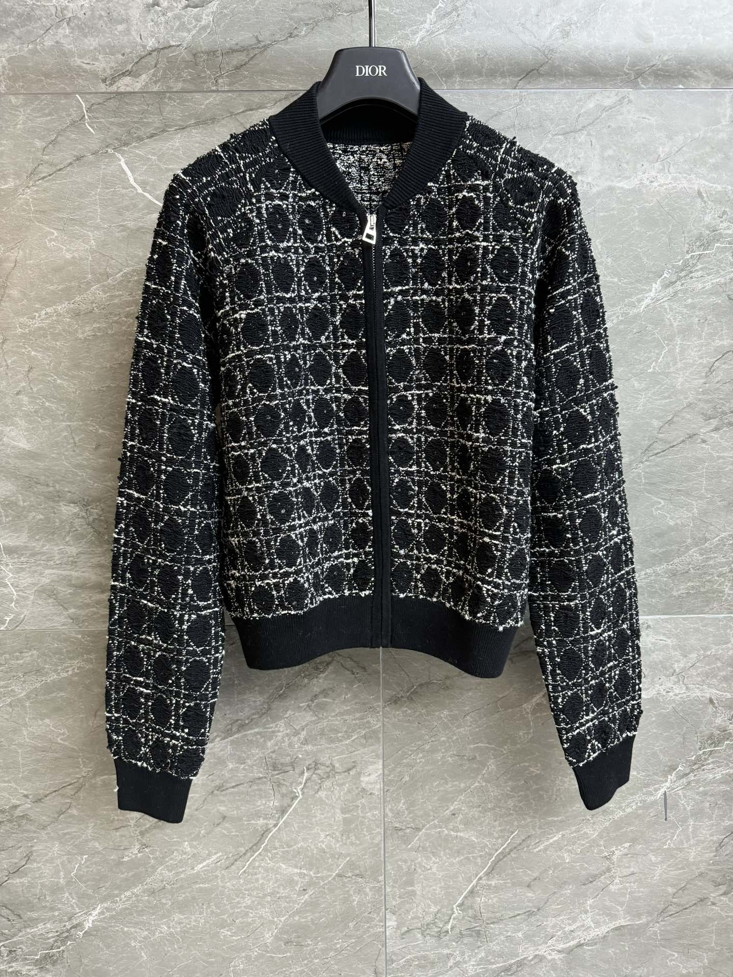 NO:667155,The new style for early spring is new. D's cannage plaid knitted jacket 2026 early spring series. Stand-up collar zipper design. Black and white color cannage plaid weaving pattern. Exquisite, fashionable and high-end. Customized cotton blended fabric. Rich texture. Stiff and stylish. Short version. The upper body is slim and elegant. Complete trademarks. Sizes SML, dior, jackets & coats,  19860909早春新款上新啦 D家藤格纹针织外套 2026早春系列 立领拉链设计 黑白配色藤格纹编织图案 精致时髦高级 定制棉质混纺面料 肌理感丰富 挺括有型 短款版型 上身显瘦又气质 商标齐全 尺码SML,,dior,jackets & coats, ,Women's clothing