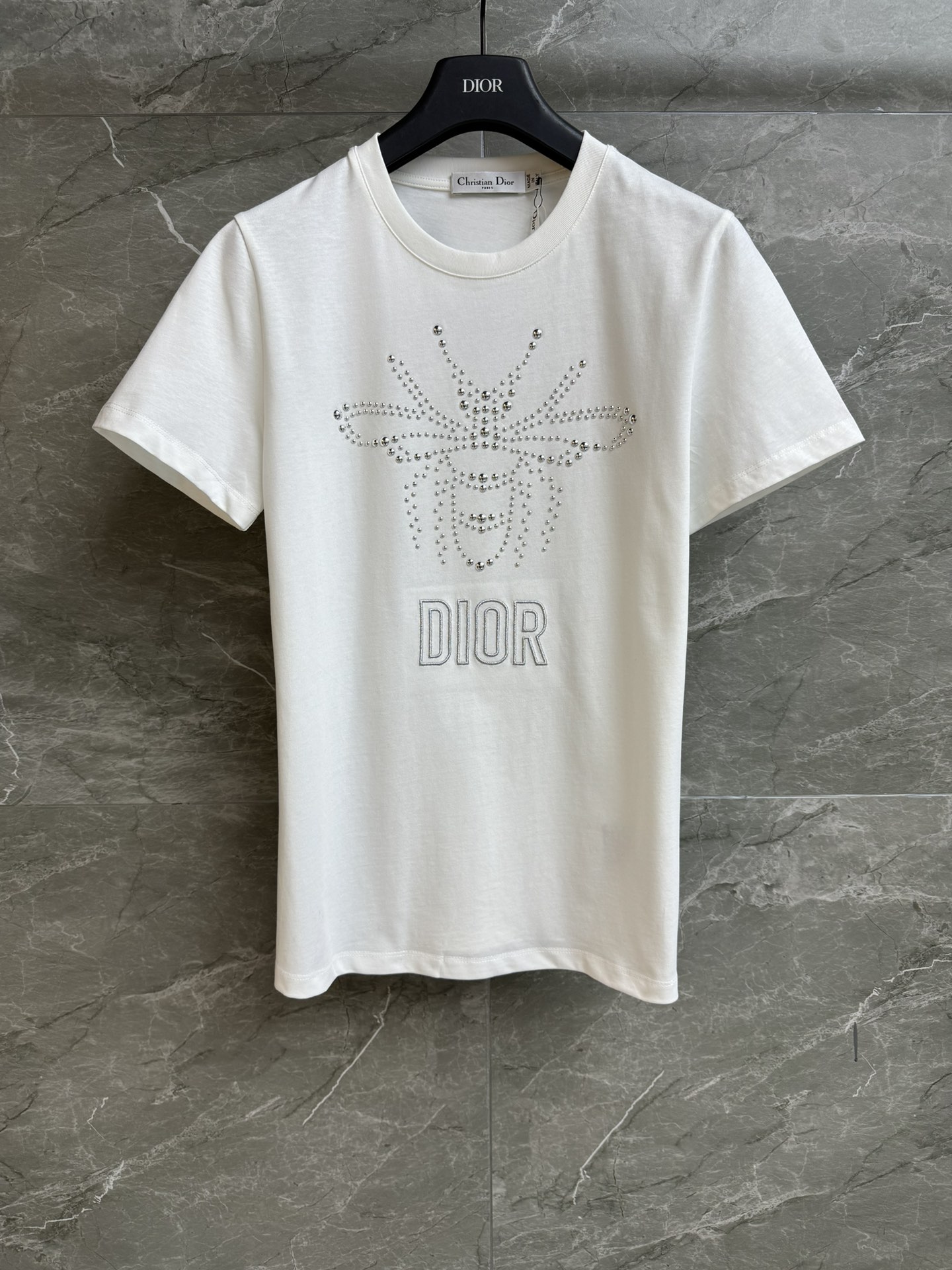 NO:667154,New arrivals in early spring. D family bee beading T-shirt. New arrival in early spring 2026. Round neck design. Letter embroidery bee beading pattern. Exquisite and fashionable. Imported pure cotton fabric. Comfortable and breathable. Normal fit. The upper body is slim and versatile. Complete trademarks. Sizes SML, dior, tees, t-shirt,  19860909早春新款出货啦 D家蜜蜂钉珠T恤 2026早春新品 圆领领口设计 字母刺绣蜜蜂钉珠图案 精致时髦 进口纯棉面料 舒适透气 正常版型 上身显瘦又百搭 商标齐全 尺码SML,,dior,tees，t-shirt, ,Women's clothing