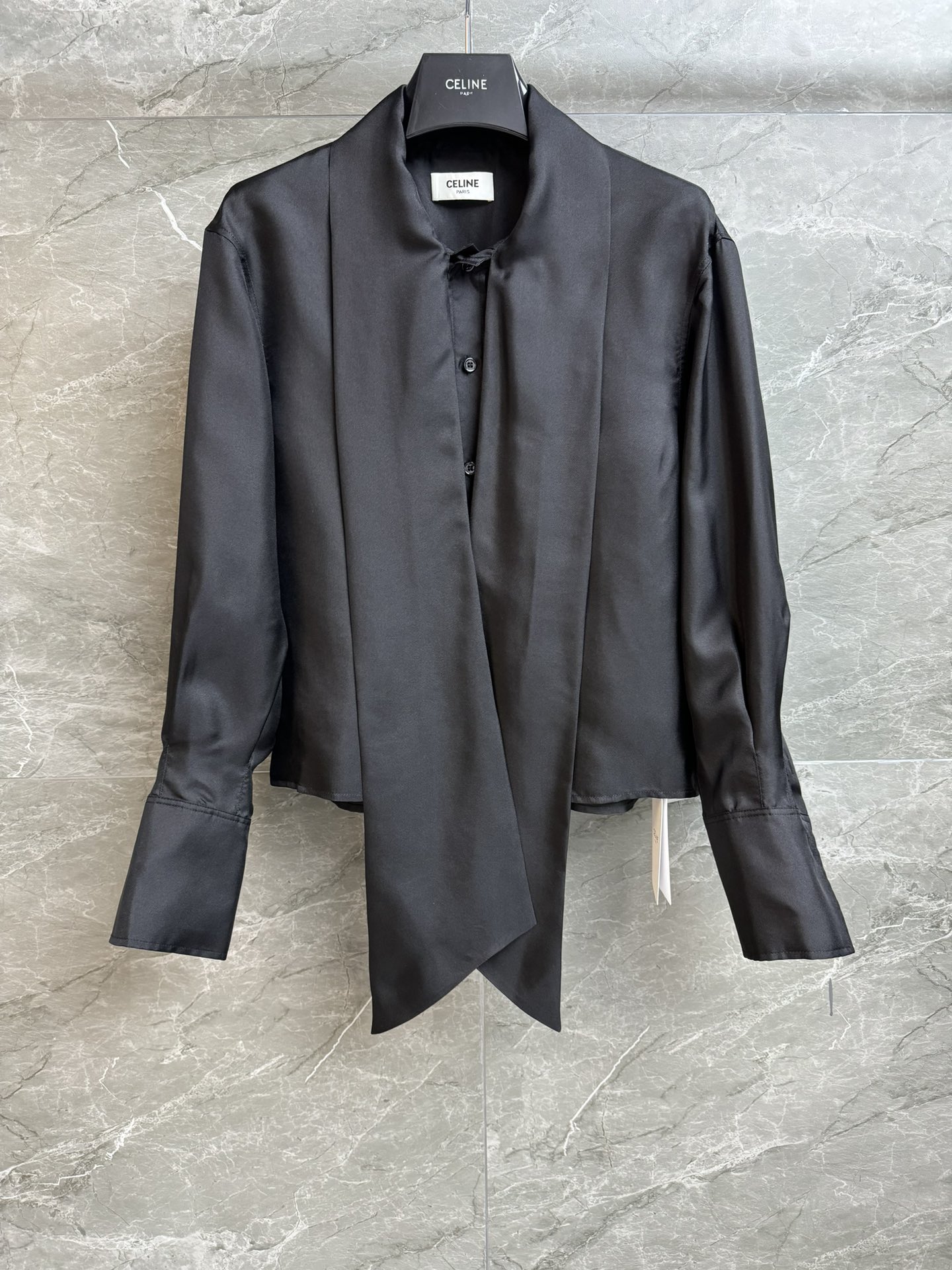 NO:683595,New styles for early spring are available. CL scarf silk shirt. 2026 early spring series. Scarf tie design. Sleeve logo embroidery embellishment. French resort style. Customized twill silk fabric. Silky and skin-friendly with texture. Loose fit. The upper body is slim and elegant. Complete trademarks. Sizes SML, shirts, real silk,19860909早春新款上新啦 CL领巾真丝衬衫 2026早春系列 领巾系带设计 袖子logo刺绣点缀 法式度假风 定制斜纹真丝面料 丝滑亲肤有质感 宽松版型 上身显瘦又气质 商标齐全 尺码SML,,shirts,real silk,,Women's clothing