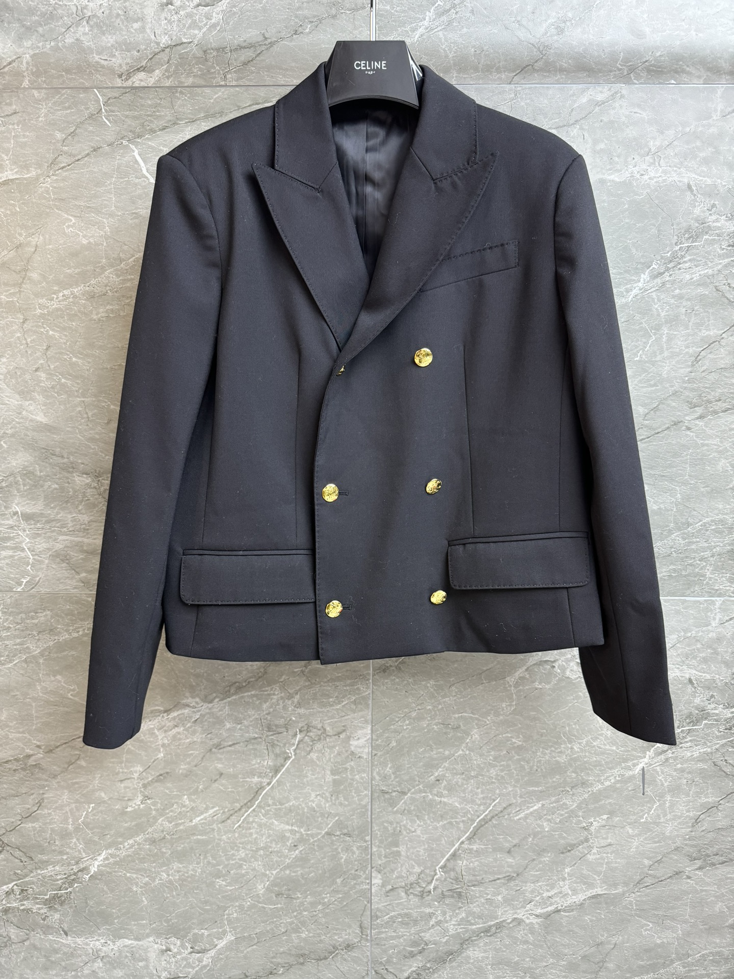 NO:683574,New models for early spring are shipping!  C L Double-breasted blazer 2026 early spring series Double-breasted lapel design Retro logo gold buckle decoration Simple and high-end Customized wool fabric Short version The upper body is slim and elegant Complete trademarks Size SML, jackets & coats, business suit,19860909早春新款出货啦！ C L双排扣西装外套 2026早春系列 翻领双排扣设计 复古logo金扣装饰点缀 简约高级 定制羊毛面料 短款版型 上身显瘦又气质 商标齐全 尺码SML,,jackets & coats,business suit,,Women's clothing