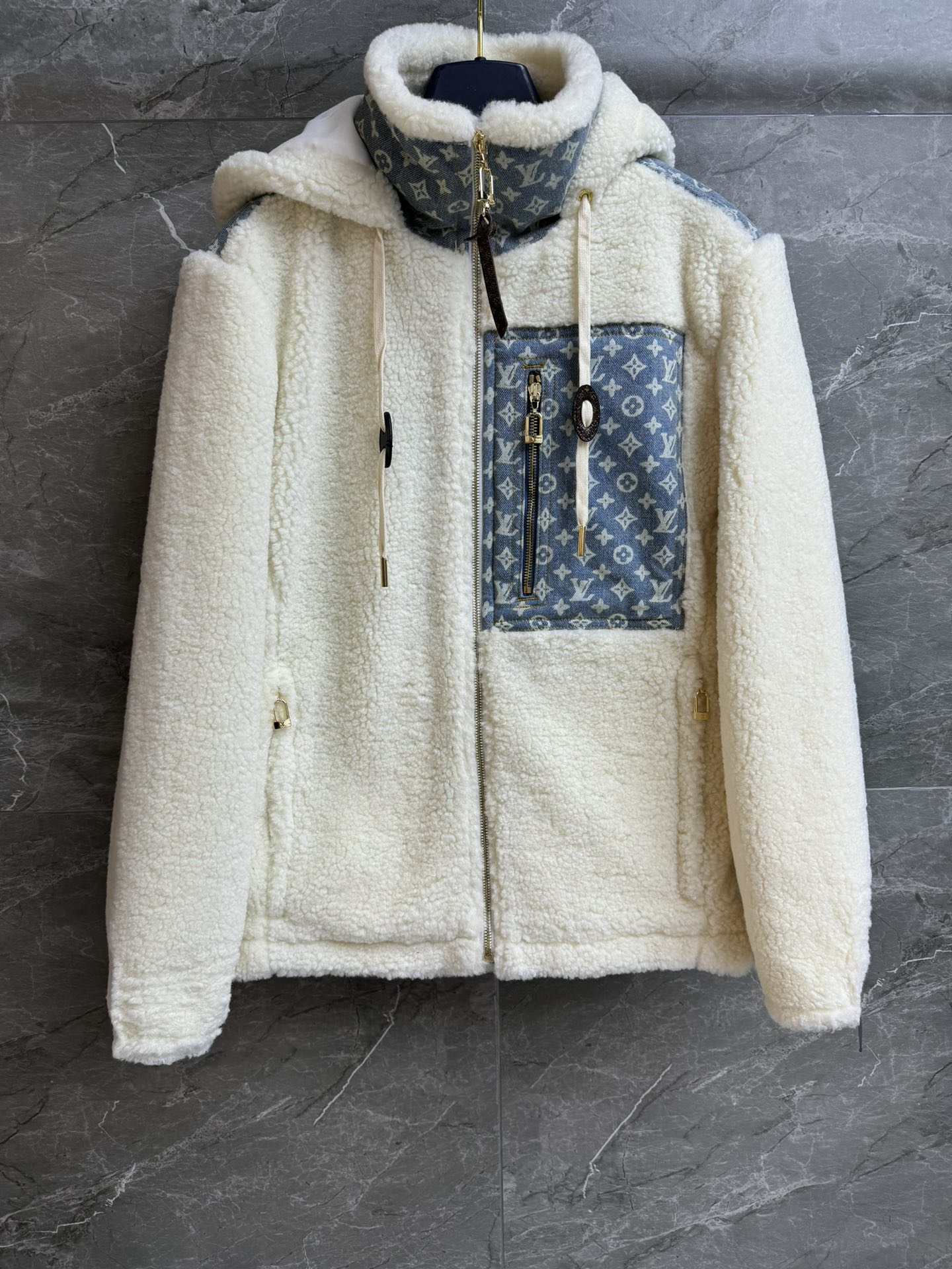 NO:684358,New autumn and winter styles are available. L's white teddy jacket, ski series, stand-up collar and hooded design, blue presbyopic denim splicing, fashionable and western colors, wool blended fleece fabric, plush feel, warm, comfortable and skin-friendly, loose fit, slim and elegant upper body, complete trademarks, sizes SML, Louis Vuitton, jackets & coats, hats,19860909秋冬新款上新啦 L家白色泰迪外套 滑雪系列 立领连帽设计 蓝色老花牛仔拼接 配色时髦洋气 羊毛混纺抓绒面料 毛绒绒的手感 保暖舒适亲肤 宽松版型 上身显瘦又气质 商标齐全 尺码SML,,louis vuitton,jackets & coats,hats,,Women's clothing