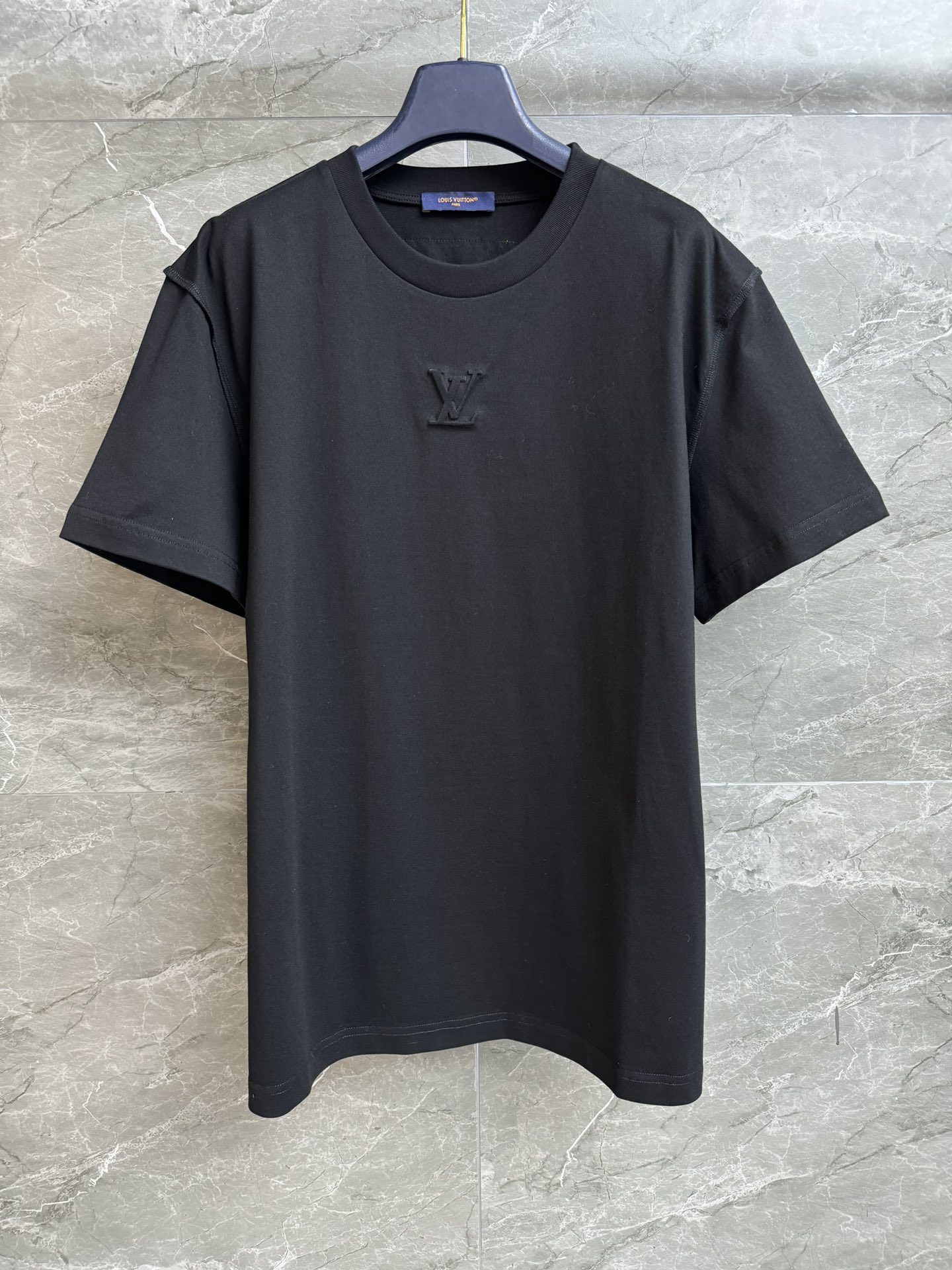 NO:684354,New autumn and winter styles are available. L family embossed logo T-shirt. Ski series. Round neck and dropped shoulder design. Three-dimensional embossed embossed logo pattern. Simple and advanced. Imported pure cotton fabric. Comfortable, skin-friendly and textured. Loose fit. The upper body is slim and elegant. Complete trademarks. Sizes: smL, Louis Vuitton, tees, t-shirt,19860909秋冬新款上新啦 L家浮雕logoT恤 滑雪系列 圆领落肩设计 立体浮雕压纹logo图案 简约高级 进口纯棉面料 舒适亲肤有质感 宽松版型 上身显瘦又气质 商标齐全 尺码smL,,louis vuitton,tees，t-shirt,,Women's clothing