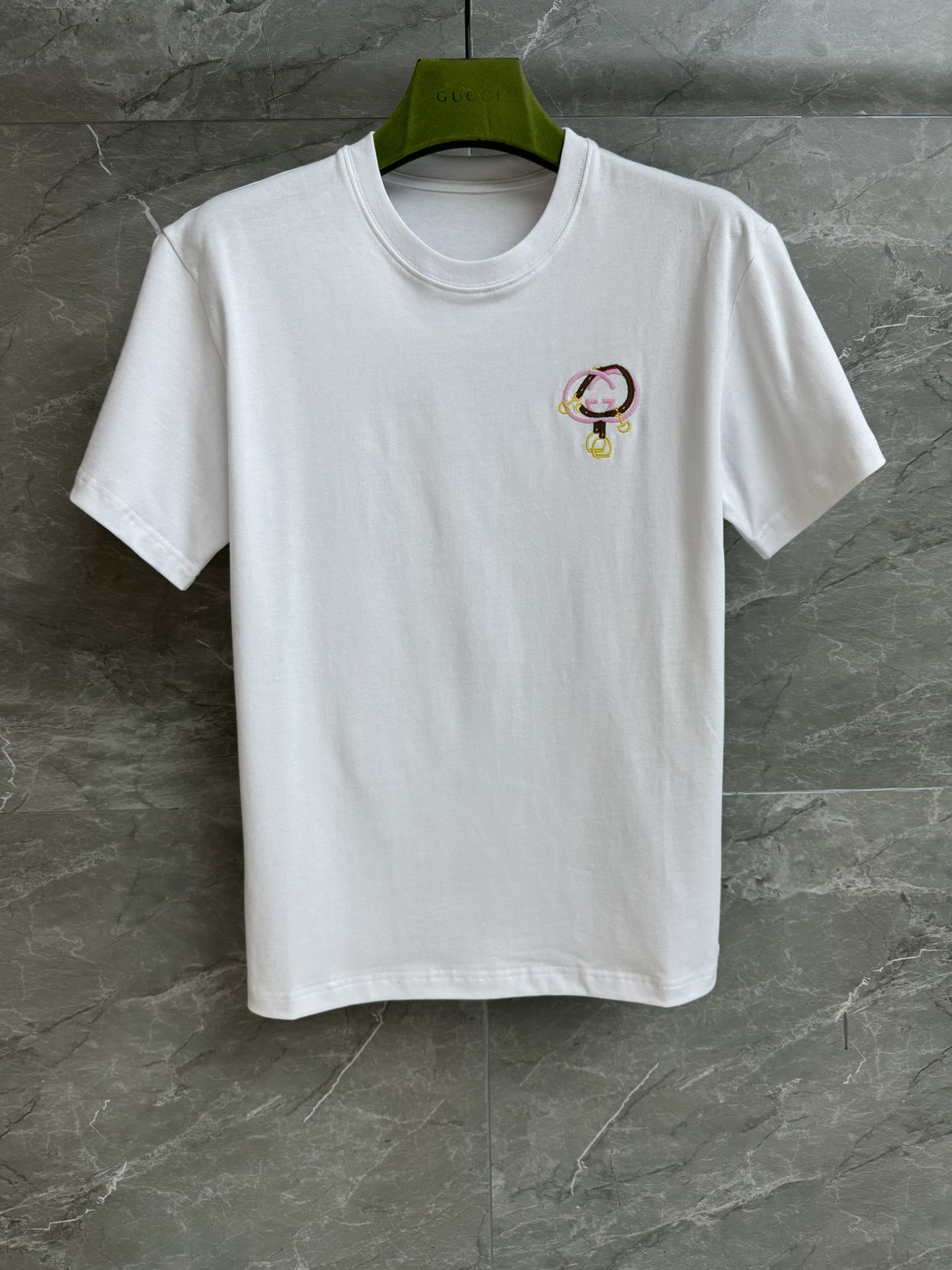 NO:684343,New models for early spring are shipping!  G family logo embroidered T-shirt Chinese New Year series Round neck ribbed neckline Interlocking double G stirrup embroidery embellishment Simple and fashionable to reduce age Imported pure cotton fabric Comfortable and skin-friendly Loose fit The upper body is slim and versatile Complete trademarks Sizes xxs-s, gucci, tees, t-shirt,19860909早春新款出货啦！ G家logo刺绣T恤 中国新年系列 圆领罗纹领口 互扣式双G马蹬刺绣点缀 简约时髦减龄 进口纯棉面料 舒适亲肤 宽松版型 上身显瘦又百搭 商标齐全 尺码xxs-s,,gucci,tees，t-shirt,,Women's clothing