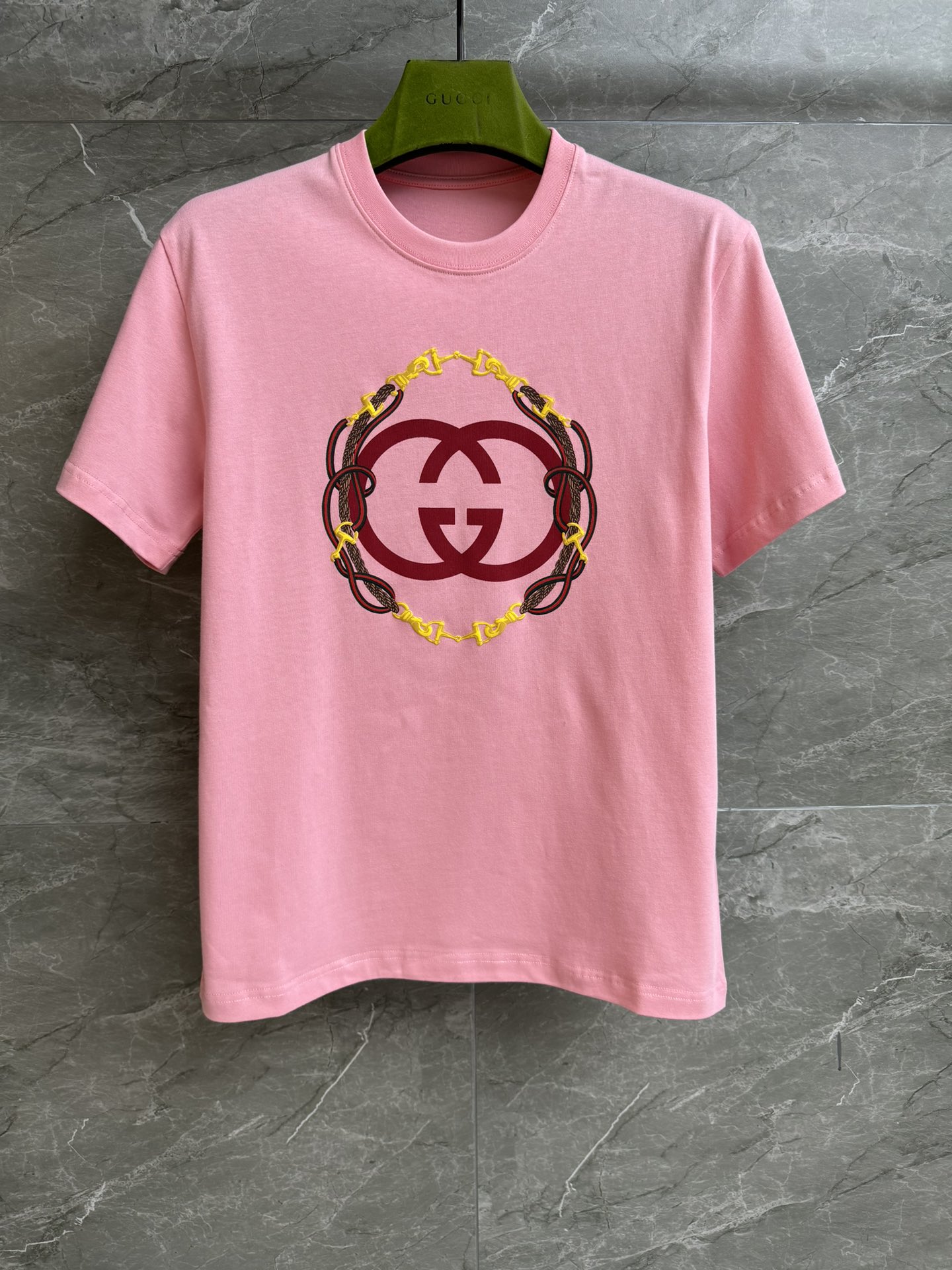 NO:684341,New models for early spring are shipping!  G Family Double G printed T-shirt Chinese New Year series Round neck ribbed neckline Interlocking Double G printed pattern Simple, fashionable and high-end Imported pure cotton fabric Comfortable and skin-friendly Loose fit The upper body is slim and versatile Complete trademarks Sizes xxs-s, gucci, tees, t-shirt,19860909早春新款出货啦！ G家双G印花T恤 中国新年系列 圆领罗纹领口 互扣式双G印花图案 简约时髦高级 进口纯棉面料 舒适亲肤 宽松版型 上身显瘦又百搭 商标齐全 尺码xxs-s,,gucci,tees，t-shirt,,Women's clothing