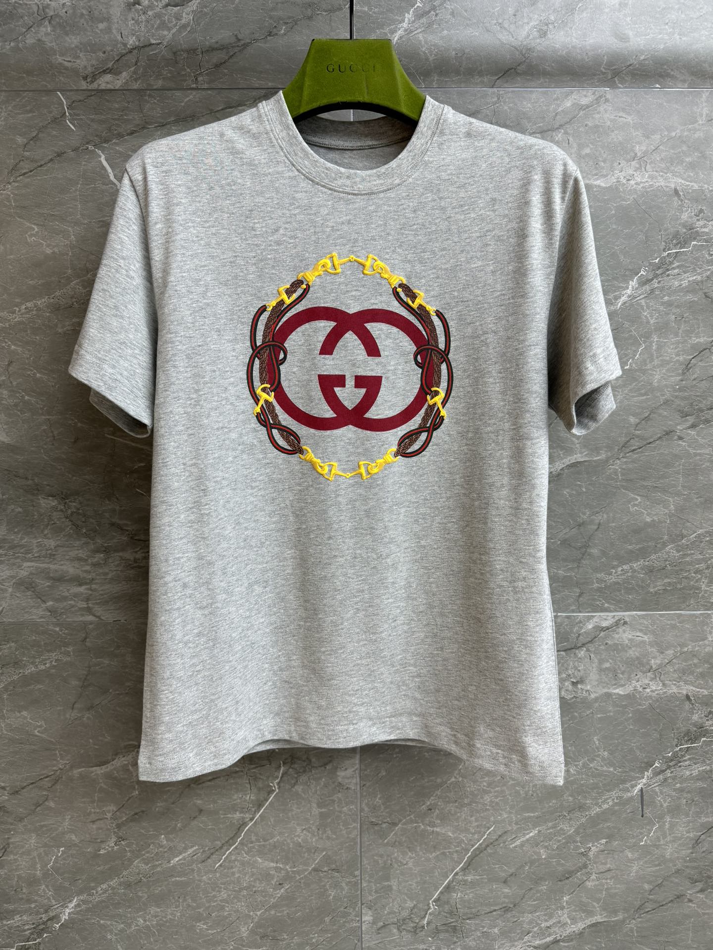 NO:684378,New models for early spring are shipping!  G Family Double G printed T-shirt Chinese New Year series Round neck ribbed neckline Interlocking Double G printed pattern Simple, fashionable and high-end Imported pure cotton fabric Comfortable and skin-friendly Loose fit The upper body is slim and versatile Complete trademarks Sizes xxs-s, gucci, tees, t-shirt,19860909早春新款出货啦！ G家双G印花T恤 中国新年系列 圆领罗纹领口 互扣式双G印花图案 简约时髦高级 进口纯棉面料 舒适亲肤 宽松版型 上身显瘦又百搭 商标齐全 尺码xxs-s,,gucci,tees，t-shirt,,Women's clothing