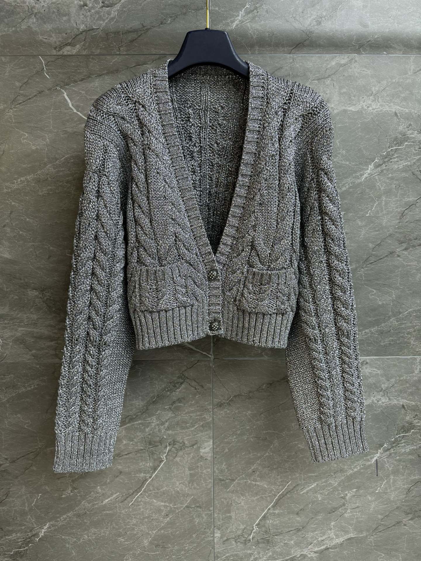 NO:684373,New style for early spring. L family gray silver thread cardigan 2026 early spring series. Temperament V-neck neckline. Logo embellishment on the back. Classic twist woven texture. Fashionable and eye-catching. Customized silver thread fabric. Short version. The upper body is slim and elegant. Complete trademarks. Sizes SML, Louis Vuitton,19860909早春新款上新啦 L家灰色银线开衫 2026早春系列 气质V领领口 后背logo徽标点缀 经典麻花编织纹理 时髦吸睛 定制银丝线面料 短款版型 上身显瘦又气质 商标齐全 尺码SML,,louis vuitton,,Women's clothing