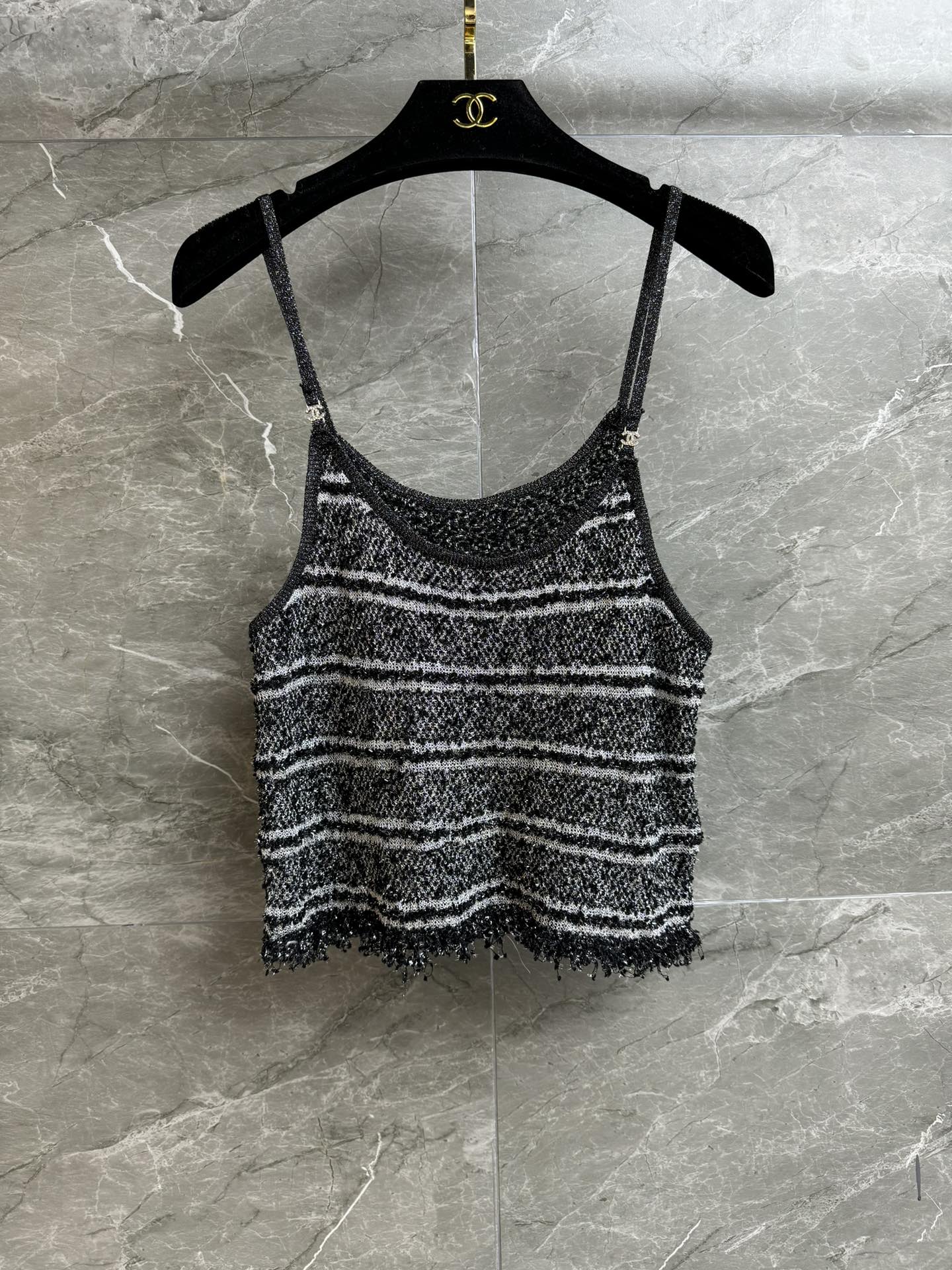 NO:684368,The high version has been shipped. Chanel bright silk tassel vest 2026C early spring series. Exquisite rhinestone logo connected suspenders. Tassel raw edge embellishment on the hem. Smart and eye-catching. Customized colorful gauze bright silk tweed blended fabric. Soft and comfortable. Short version. The upper body is slim and fashionable. Sexy and sweet style. Complete trademarks. Sizes sml,,chanel,19860909高版本出货啦 香家亮丝流苏背心 2026C早春系列 精致水钻logo连接吊带 下摆流苏毛边点缀 灵动吸睛 定制彩纱亮丝花呢混纺面料 柔软舒适 短款版型 上身显瘦又时髦 性感甜辣风 商标齐全 尺码sml,,chanel,,Women's clothing