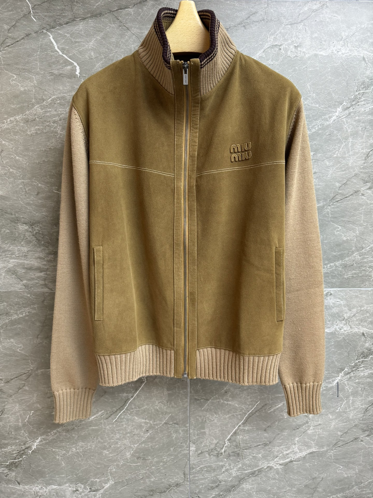 NO:685219,The high version is out. Miu sheepskin leather knitted jacket 2025 autumn and winter series. Stand collar zipper design. Wool leather knitted splicing. Letter patch embroidery embellishment. Retro and high-end. Wool knitted fabric. Thick and warm. Loose fit. The upper body is slim and elegant. Complete trademarks. Sizes smL,,miumiu,jackets & coats,sheepskin,19860909高版本出货啦 Miu羊皮皮革针织外套 2025秋冬系列 立领拉链设计 羊毛皮革针织拼接 字母贴布刺绣点缀 复古又高级 羊毛针织面料 厚实保暖 宽松版型 上身显瘦又气质 商标齐全 尺码smL,,miumiu,jackets & coats,sheepskin,,Women's clothing