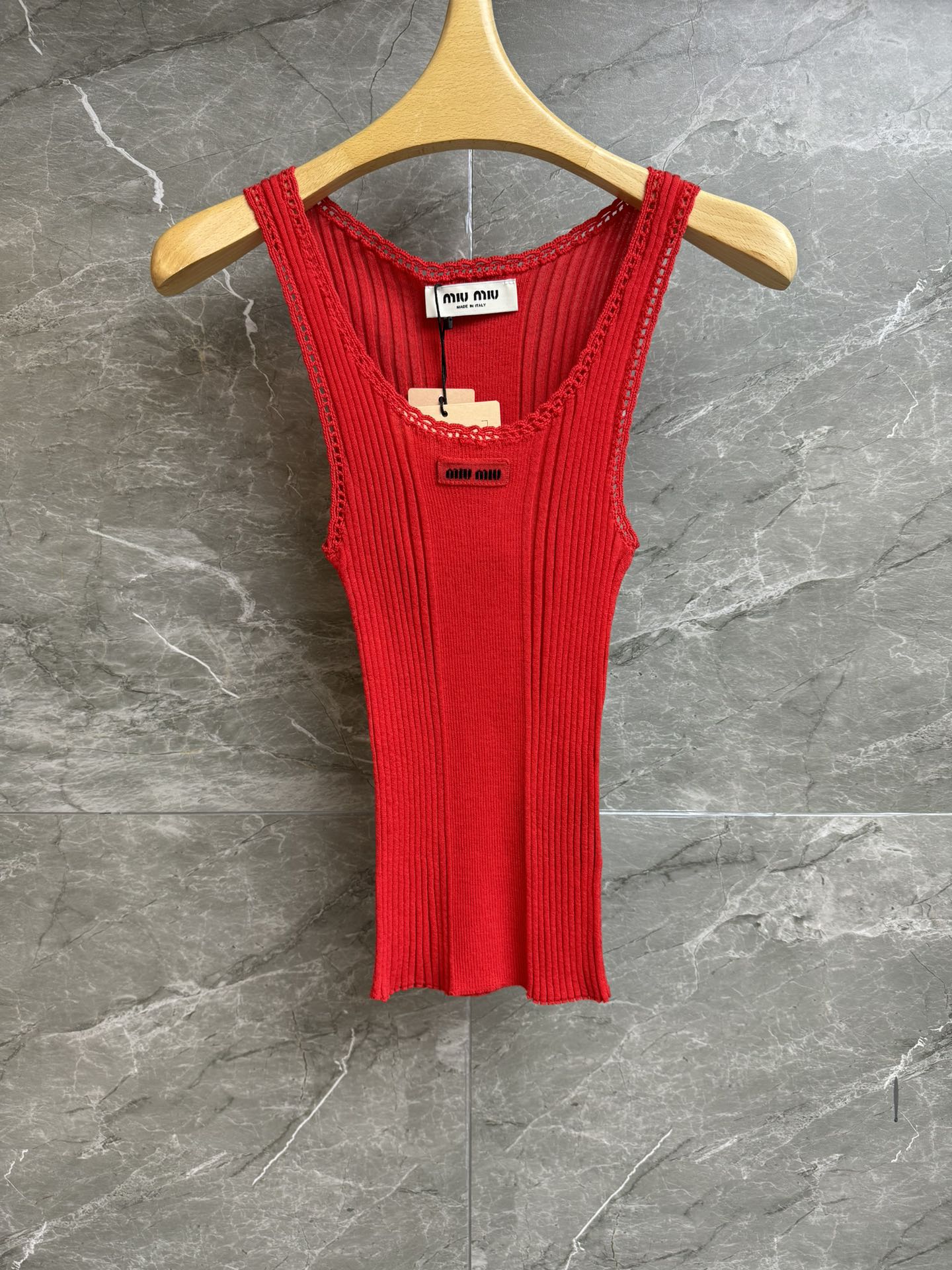 NO:685217,New models for early spring are now available. Miu wool knitted vest 2026 spring and summer series U-shaped lace design Letter logo embellishment Sweet and fashionable high-end wool knitted fabric Comfortable and skin-friendly Elastic slim fit The upper body is slim and versatile Complete trademarks Sizes SML,,miumiu,19860909早春新款出货啦 Miu羊毛针织背心 2026春夏系列 U字花边设计 字母logo徽标点缀 甜美时髦高级 羊毛针织面料 舒适亲肤 弹力修身版型 上身显瘦又百搭 商标齐全 尺码SML,,miumiu,,Women's clothing