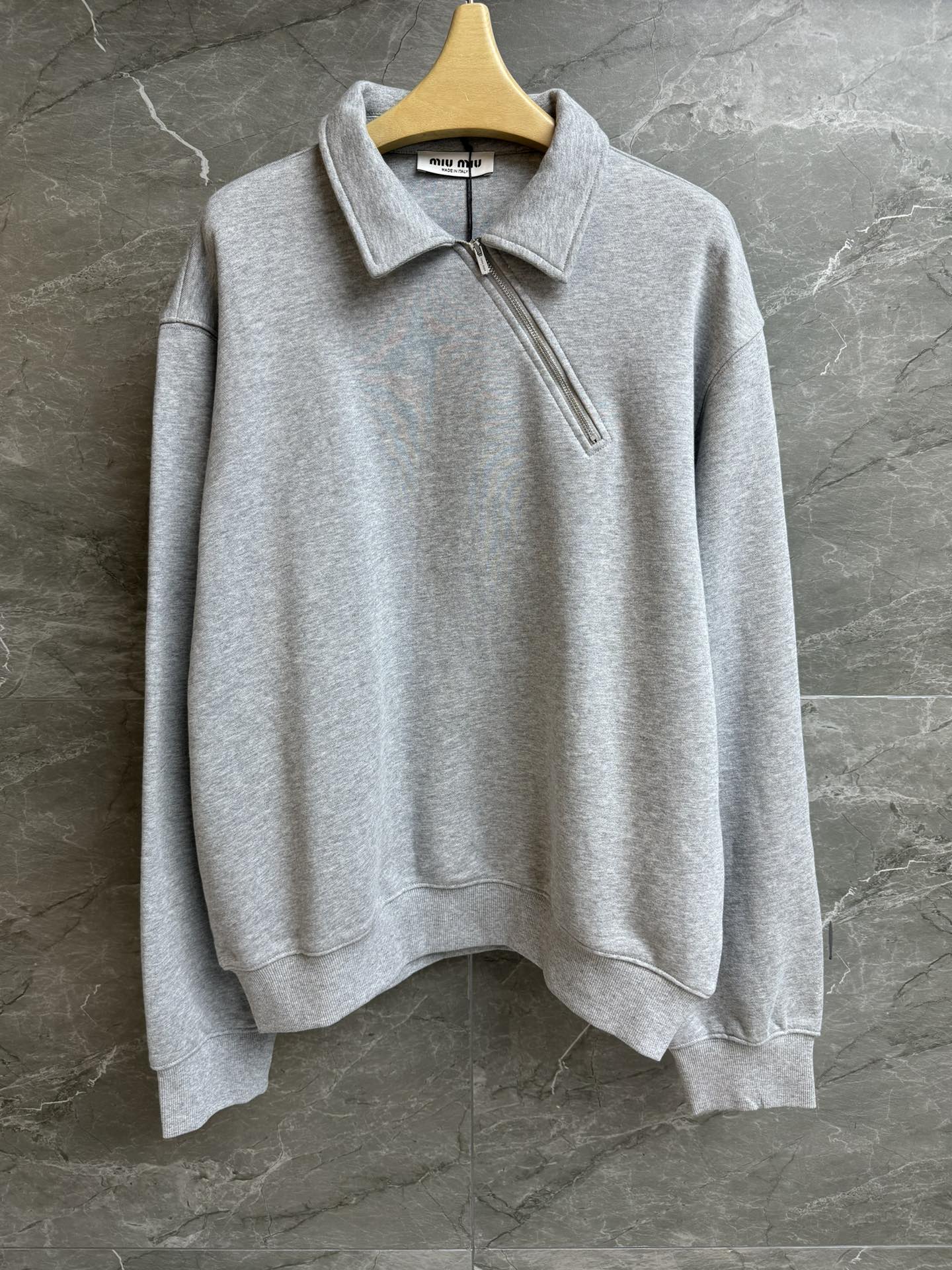 NO:685243,New arrival in early spring Miu side zipper sweatshirt 2026 early spring series Lapel side zipper design Letter logo patch embroidery decoration Casual and lazy sports style Customized sweatshirt fabric Thick, comfortable and skin-friendly Loose fit The upper body is slim and versatile Complete trademarks Sizes SML, miumiu, hoodie, sweatshirts,19860909早春新款上新啦 Miu侧拉链卫衣 2026早春系列 翻领侧拉链设计 字母logo贴布刺绣点缀 休闲慵懒运动风 定制卫衣面料 厚实舒适亲肤 宽松版型 上身显瘦又百搭 商标齐全 尺码SML,,miumiu,hoodie,sweatshirts,,Women's clothing