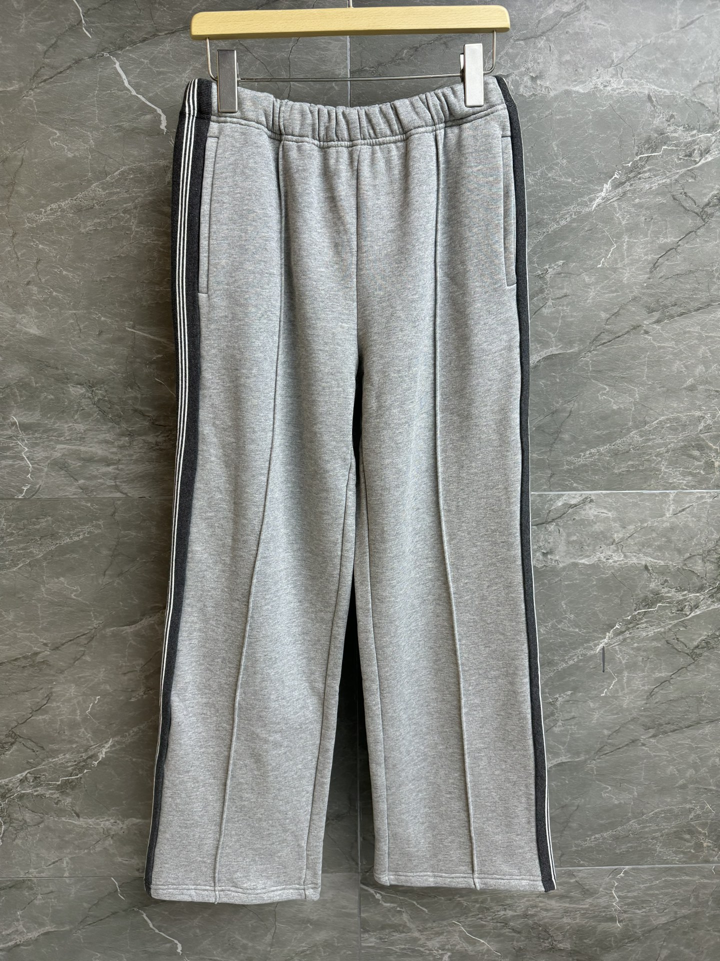 NO:685231,New style for early spring. Miu gray sports trousers 2026 early spring series. Elastic elastic waistband. Side stripe contrasting splicing design. Patch logo embroidery decoration. Exquisite and fashionable. Casual and sports style. Very age-reducing. The fabric is breathable and comfortable. Loose fit. Not picky. Complete trademarks. Size SML,,miumiu,19860909早春新款上新啦 Miu灰色运动长裤 2026早春系列 松紧弹力腰头 侧边条纹撞色拼接设计 贴布logo刺绣装饰 精致时髦 休闲运动风 非常减龄 面料透气舒适 宽松版型 不挑人穿 商标齐全 尺码SML,,miumiu,,Women's clothing