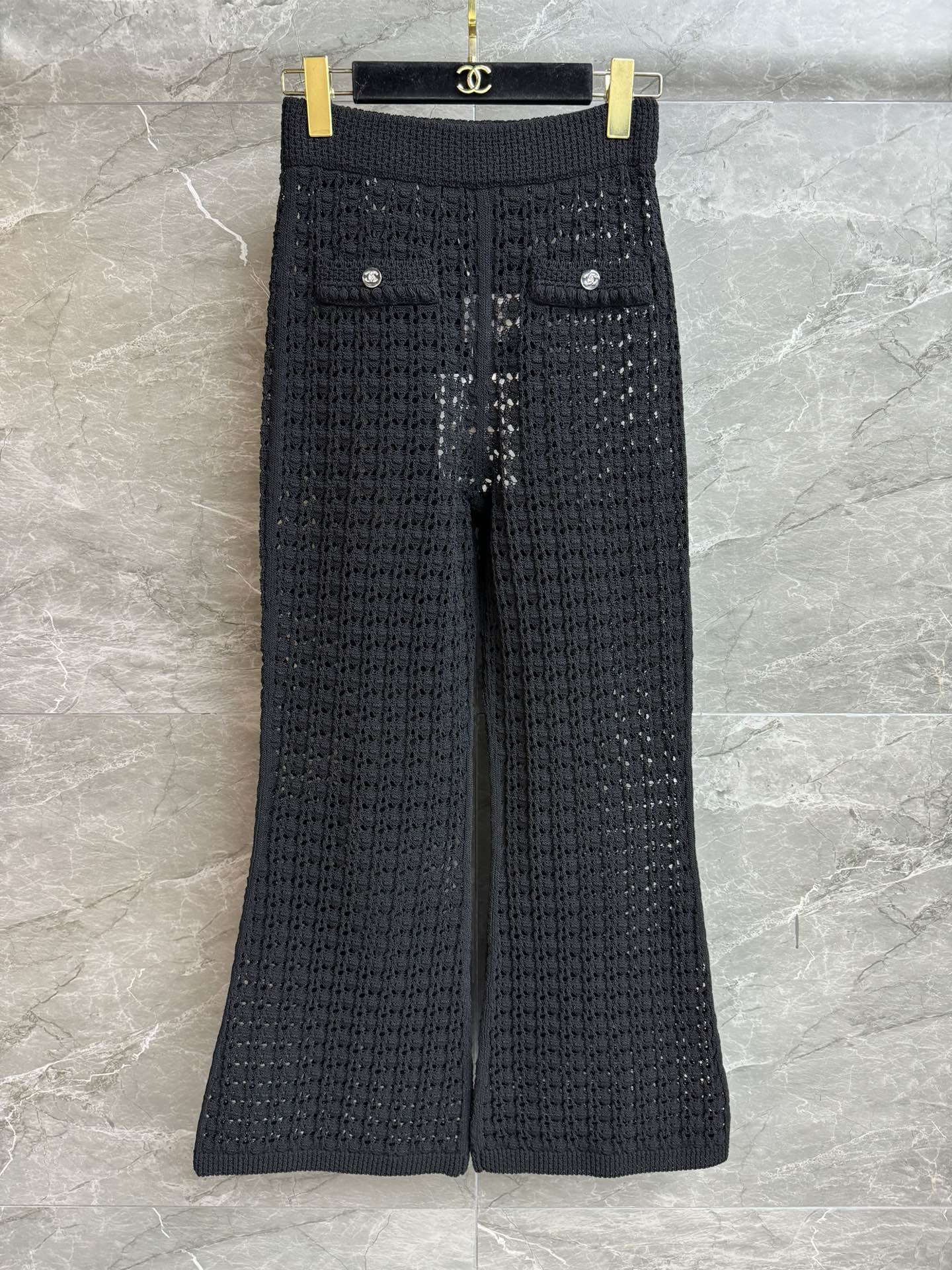 NO:686325,The high version has been shipped. Xiangjia hollow woven trousers 2026 early spring series. Elastic elastic waistband. Double C diamond buckle decoration. Exquisite three-dimensional hollow weaving. Very beautiful. Cotton blended yarn. Stiff and comfortable. High-waisted bell-bottom version. The upper body is slim and elegant. Complete trademarks. Comes with cloth bag. Size SML,,chanel,19860909高版本出货啦 香家镂空编织长裤 2026早春系列 松紧弹力腰头 双C钻扣装饰 精致立体的镂空编织 很有美感 棉质混纺纱线 挺括舒适 高腰喇叭裤版型 上身显瘦又气质 商标齐全 配有布袋 尺码SML,,chanel,,Women's clothing