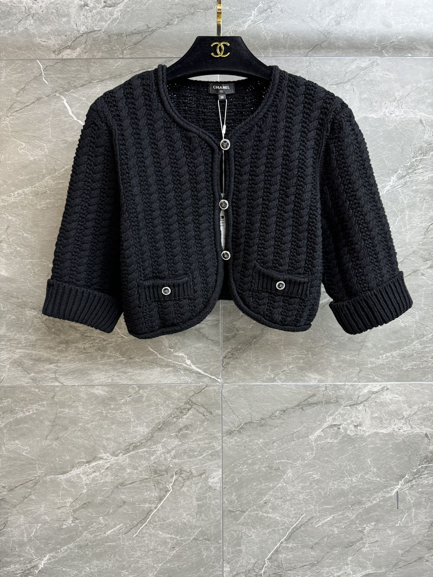 NO:686323,The higher version has been shipped. Xiangjia hollow short cardigan 2026 early spring series. Hollow button design on the placket. Three-dimensional crochet texture. French fashionable style. Cotton blended yarn. Soft, comfortable and textured. Short version. The upper body is slim and elegant. Complete trademarks. Comes with cloth bag. Size SML,,chanel,19860909高版本出货啦 香家镂空短款开衫 2026早春系列 门襟镂空纽扣设计 立体编织钩花纹理 法式时髦洋气 棉质混纺纱线 柔软舒适有质感 短款版型 上身显瘦又气质 商标齐全 配有布袋 尺码SML,,chanel,,Women's clothing