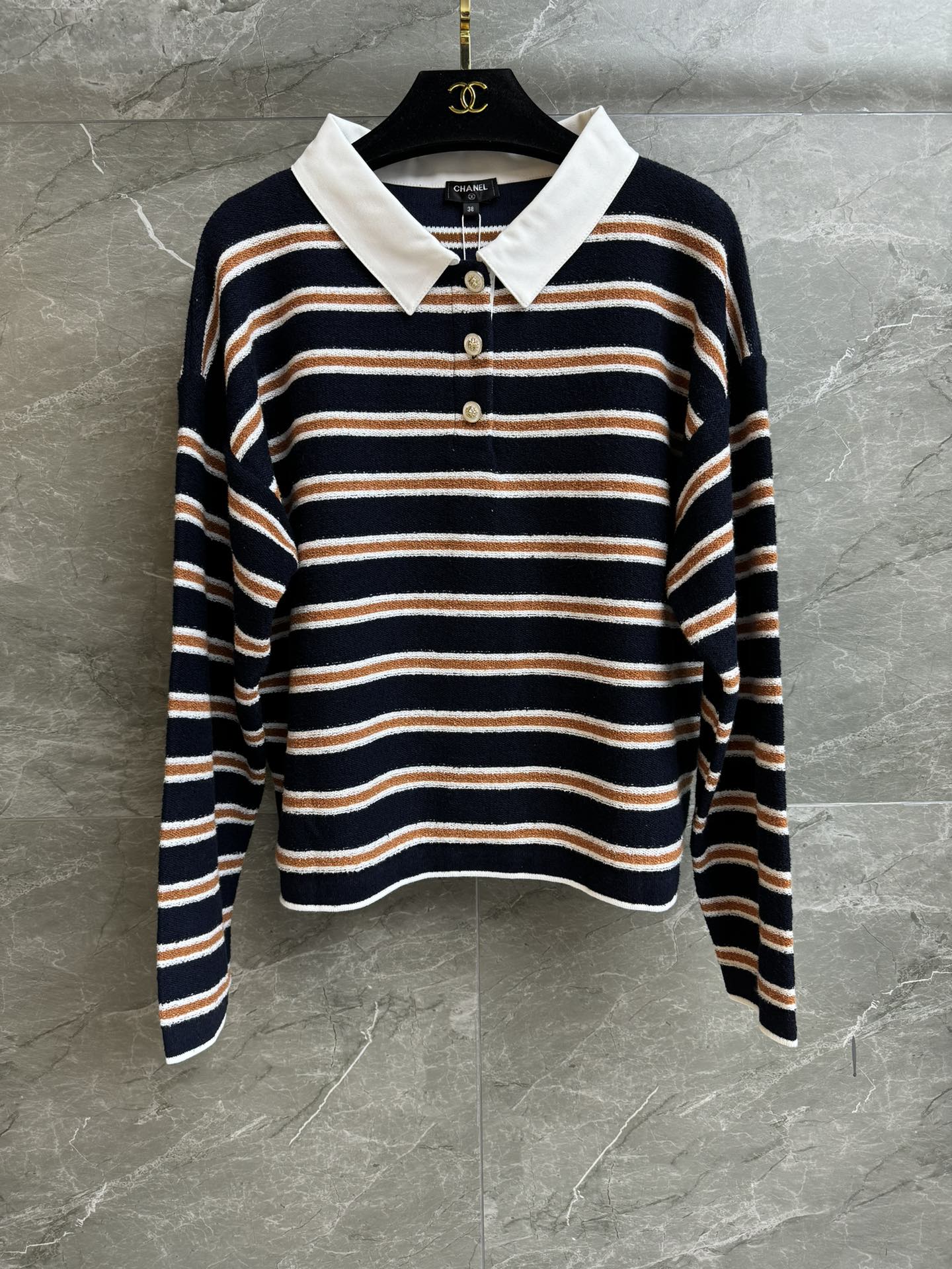 NO:686319,The high version has been shipped. Chanel striped knitted Polo shirt 2026 early spring series. Classic Polo collar design. Contrast stripes reduce age and fashionable style. Towel cotton knitted fabric. Soft and comfortable. Loose fit. The upper body is casual and versatile. Complete trademarks. Comes with cloth bag. Sizes SML,,chanel,19860909高版本出货啦 香家条纹针织Polo衫 2026早春系列 经典Polo领设计 撞色条纹减龄时髦洋气 毛巾棉针织面料 柔软舒适 宽松版型 上身休闲百搭 商标齐全 配有布袋 尺码SML,,chanel,,Women's clothing
