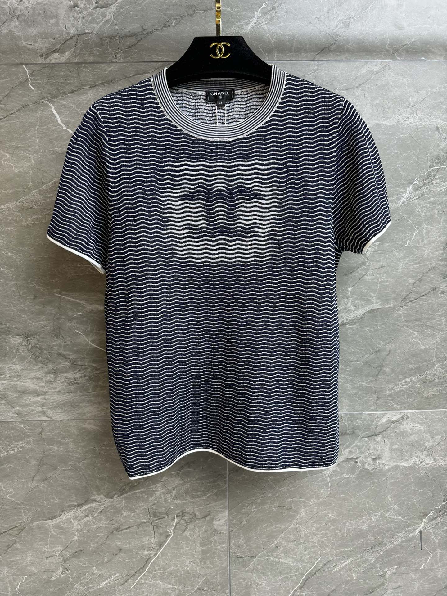 NO:686310,New models for early spring are shipping!  Xiangjia striped knitted short-sleeved 26c early spring series round ribbed neckline wavy double C pattern embellishment striped color matching to reduce age and fashionable custom knitted fabric cool, comfortable and skin-friendly normal fit upper body slim and versatile complete trademarks equipped with cloth bag size SML, chanel, T-shirt,19860909早春新款出货啦！ 香家条纹针织短袖 26c早春系列 圆领罗纹领口 波浪纹双C图案点缀 条纹配色减龄时髦 定制针织面料 冰凉舒适亲肤 正常版型 上身显瘦又百搭 商标齐全 配有布袋 尺码SML,,chanel,T-shirt,,Women's clothing