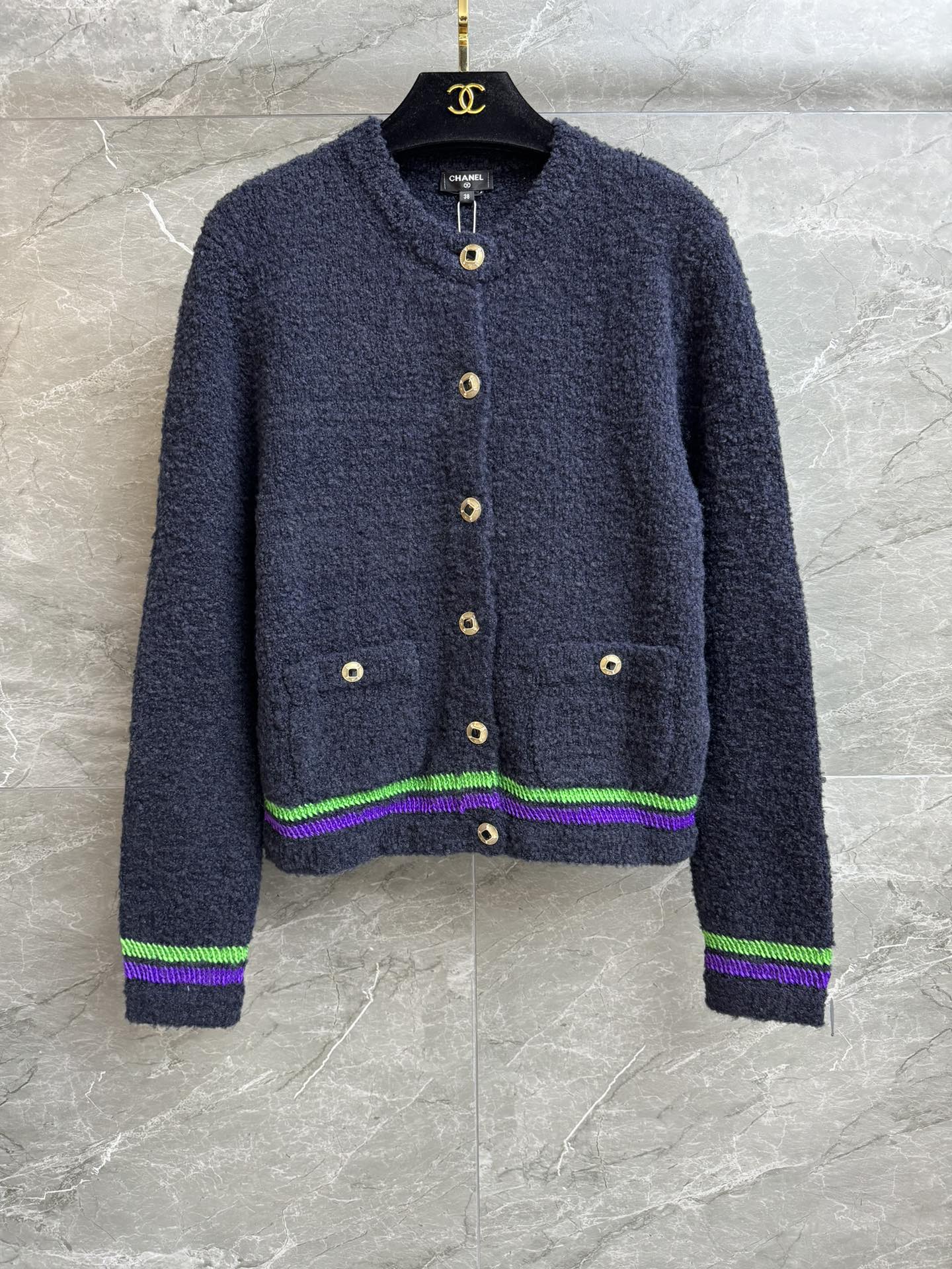 NO:686338,The high version has been shipped. Xiangjia Contrast Striped Cardigan, Ski Series. Round neck single-breasted design. Exquisite button decoration. Striped contrast trim. Gentle and advanced. Cashmere and silk blended fabric. Soft and comfortable. Super texture. Normal fit. The upper body looks slim and elegant. Complete trademarks. Comes with cloth bag. Sizes SML, chanel, real silk,19860909高版本出货啦 香家撞色条纹开衫 滑雪系列 圆领单排扣设计 精致纽扣装饰点缀 条纹撞色饰边 温柔高级 羊绒真丝混纺面料 软糯舒适 超有质感 正常版型 上身显瘦又气质 商标齐全 配有布袋 尺码SML,,chanel,real silk,,Women's clothing