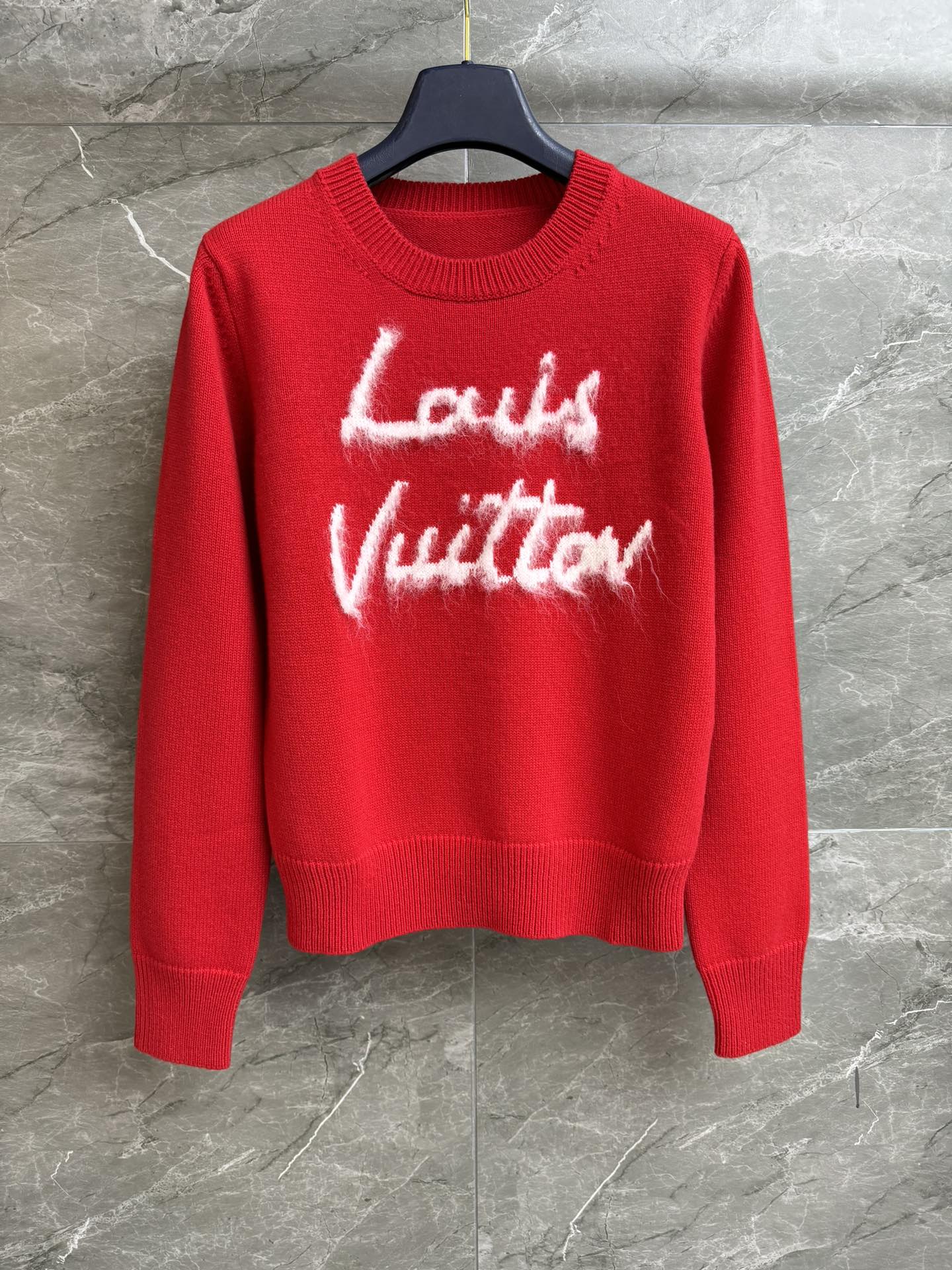 NO:686331,The high version has been shipped. The L family brushed logo sweater is limited to 2026 New Year. Round ribbed neckline. Brushed letter logo jacquard pattern. Red and white color matching is fashionable and festive. Wool blended fabric is soft and comfortable. Normal fit. The upper body looks slim and elegant. Complete trademarks. Sizes SML, Louis Vuitton, Sweaters,19860909高版本出货啦 L家拉绒logo毛衣 2026新年限定 圆领罗纹领口 拉绒字母logo提花图案 红白配色时髦喜庆 羊毛混纺面料 柔软舒适 正常版型 上身显瘦又气质 商标齐全 尺码SML,,louis vuitton,sweaters,,Women's clothing