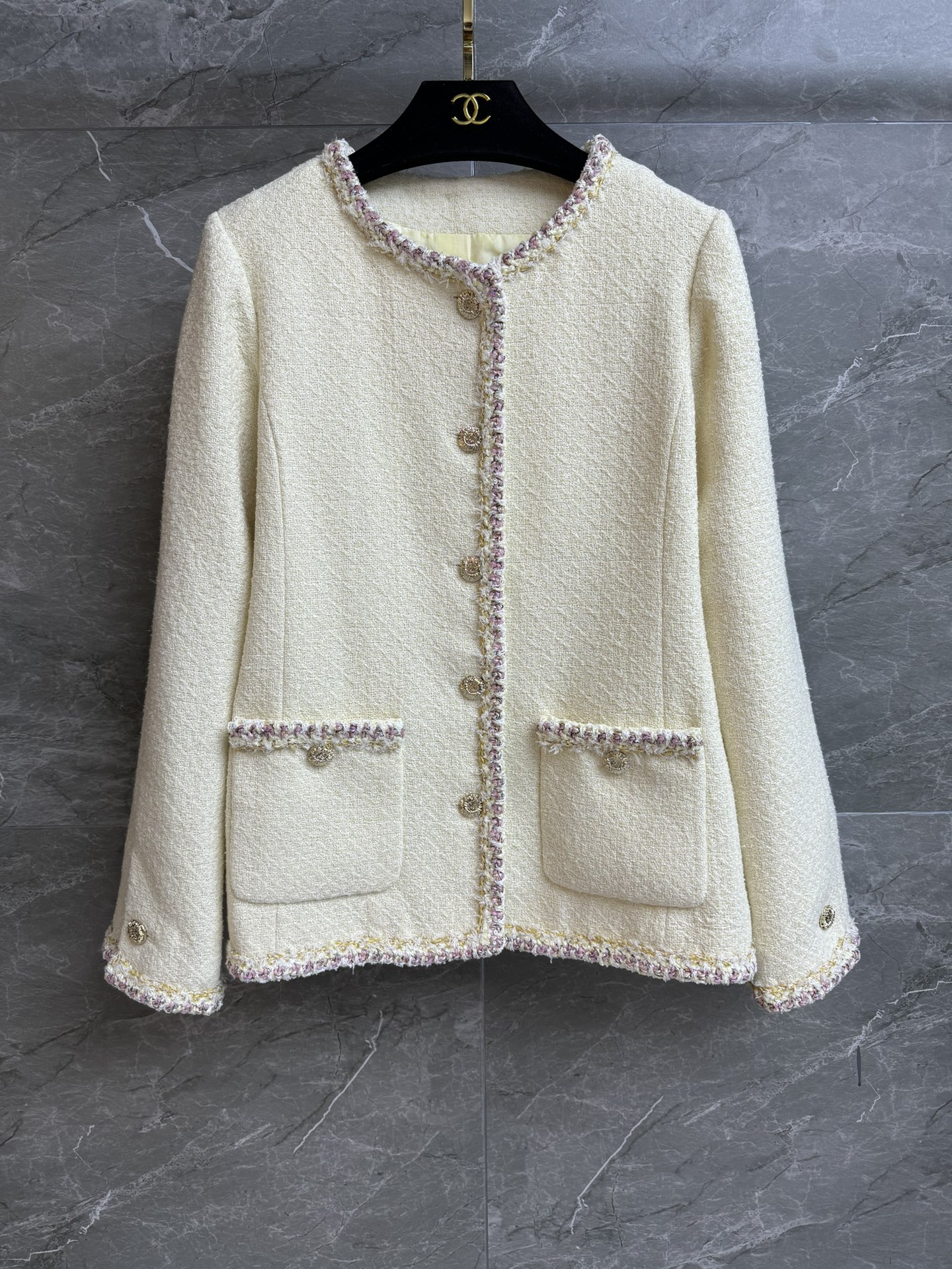 NO:686664,New styles for early spring are available!  Xiangjia beige tweed jacket 26C early spring vacation series Round neck single-breasted design Exquisite logo button decoration Beige color soft and advanced Customized tweed fabric Silk lining Normal fit The upper body is slim and elegant Complete trademarks Sizes SML, chanel, jackets & coats, real silk,19860909早春新款上新啦！ 香家米黄色花呢外套 26C早春度假系列 圆领单排扣设计 精致logo纽扣装饰点缀 米色配色温柔高级 定制斜纹软呢面料 真丝里衬 正常版型 上身显瘦又气质 商标齐全 尺码SML,,chanel,jackets & coats,real silk,,Women's clothing