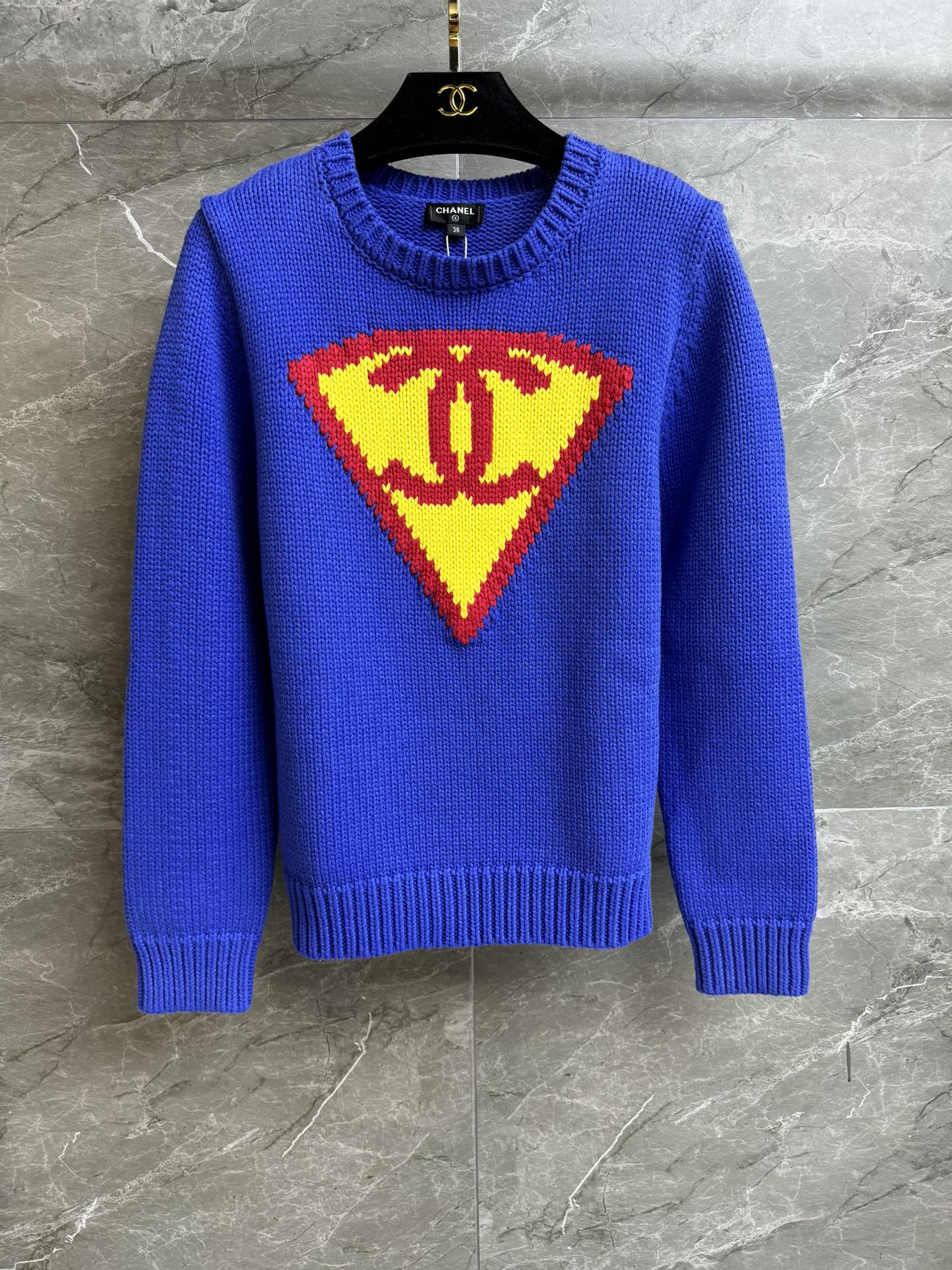 NO:686658,New styles for early spring are available. Xiangjia blue wool sweater 2026 early spring series. Round neck design. Double C jacquard pattern embellishment on the chest. Retro contrasting colors and fashionable personality. Wool knitted fabric. Normal fit. The upper body is slim and versatile. Complete trademarks, chanel, sweaters,19860909早春新款上新啦 香家蓝色羊毛毛衣 2026早春系列 圆领领口设计 胸前双C提花图案点缀 复古撞色时髦个性 羊毛针织面料 正常版型 上身显瘦又百搭 商标齐全,,chanel,sweaters,,Women's clothing