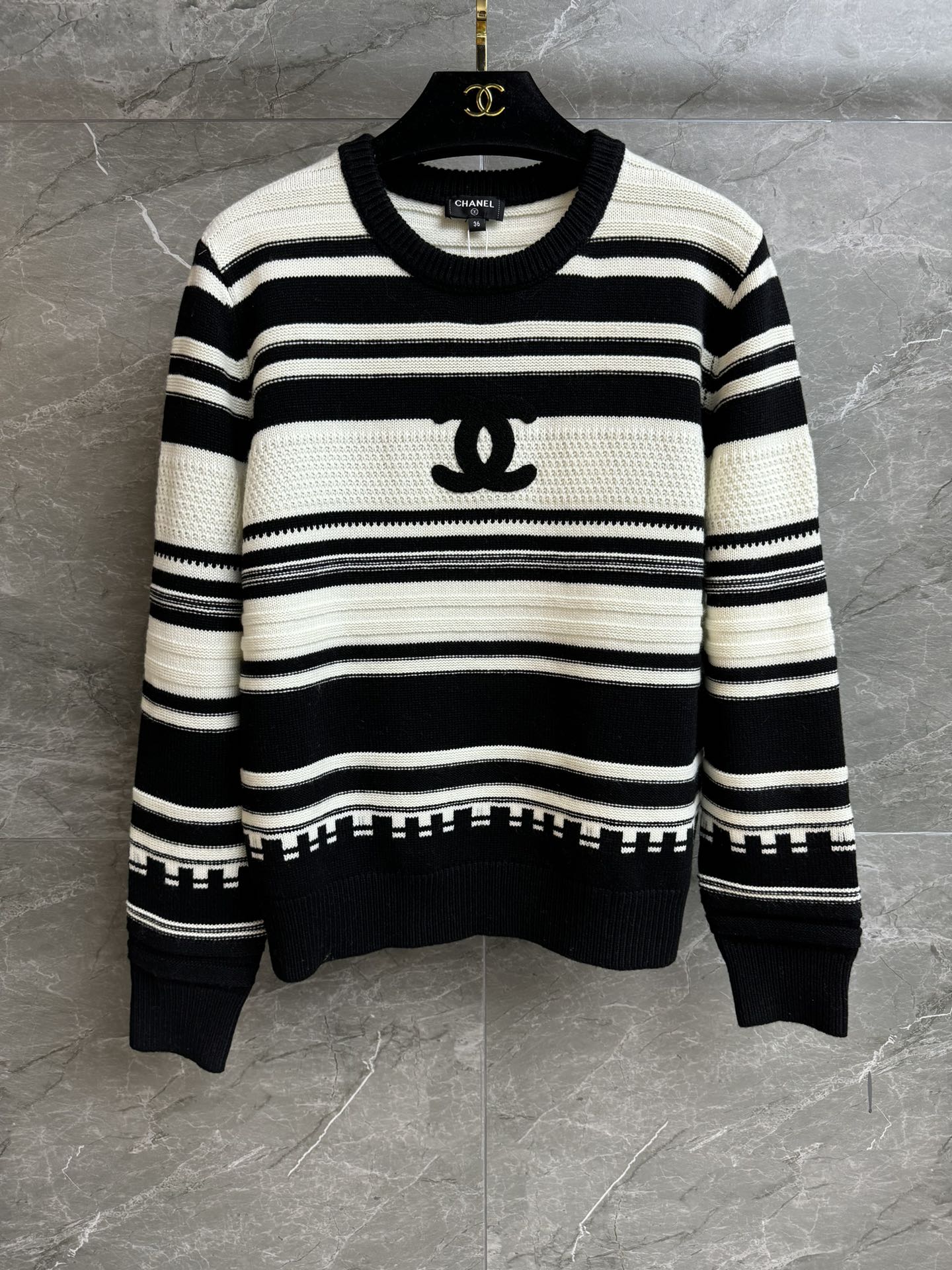 NO:708873,New arrivals for autumn and winter. Xiangjia double C striped sweater. New arrival for autumn and winter 2025. Round neck and dropped shoulder design. Double C embroidered badge decoration on the chest. Stripe contrasting color, simple and advanced. Wool knitted fabric. Comfortable and warm. Loose fit. The upper body looks slim and elegant. Complete trademarks, chanel, sweaters,19860909秋冬新款上新啦 香家双C条纹毛衣 2025秋冬新品 圆领落肩设计 胸前双C刺绣徽章装饰 条纹撞色简约高级 羊毛针织面料 舒适保暖 宽松版型 上身显瘦又气质 商标齐全,,chanel,sweaters,,Women's clothing