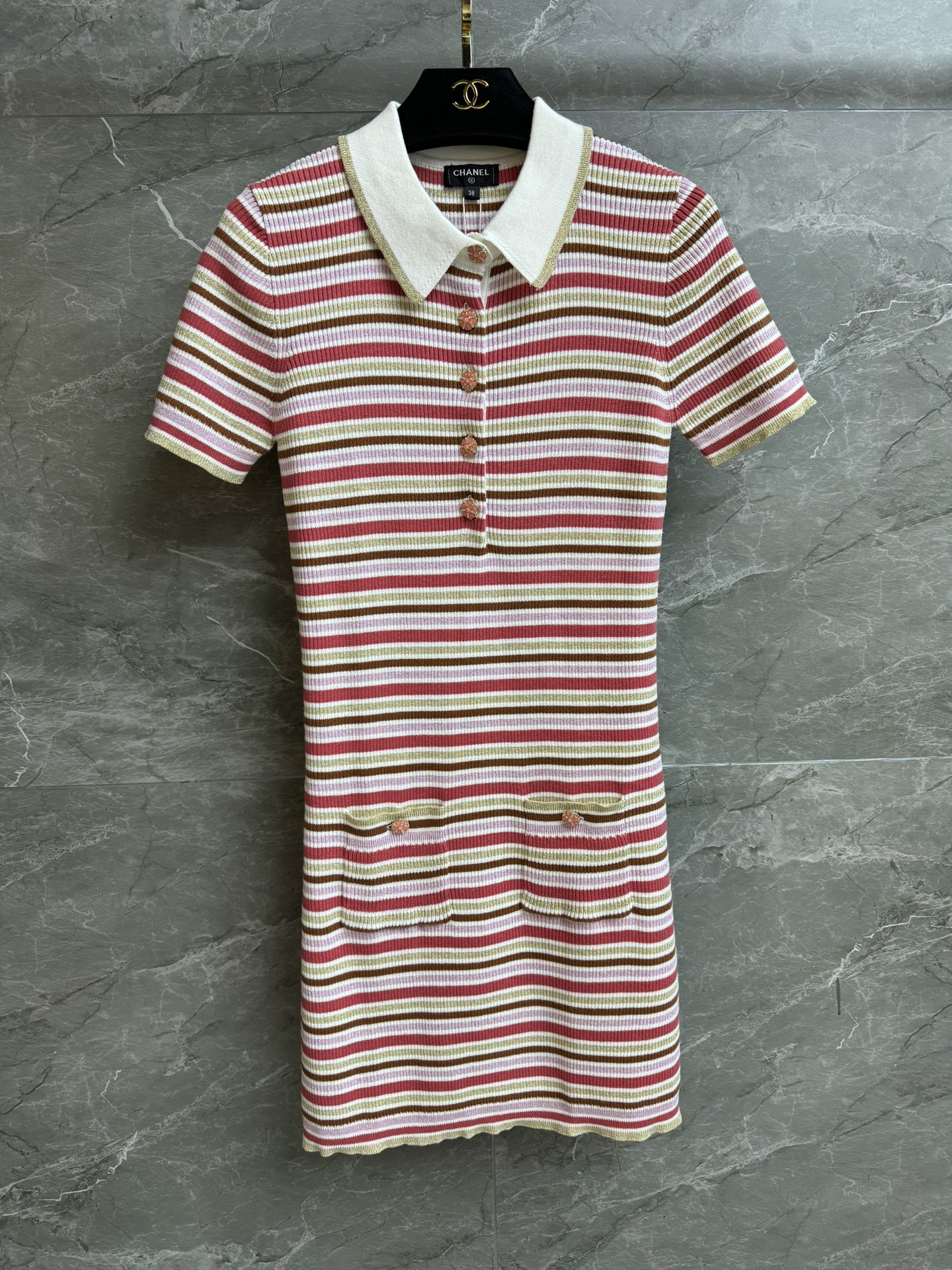 NO:686656,The new style of early spring has been shipped. Chanjia colorful striped knitted skirt 2026 early spring series. Classic polo collar design. Exquisite button decoration. Colorful stripes and contrasting colors. Age-reducing and fashionable. Custom-dyed cotton blended fabric. Comfortable and skin-friendly. Stretch slim fit. The upper body is slim and elegant. Complete trademarks. Sizes SML, chanel, skirts,19860909早春新款出货啦 香家彩色条纹针织裙 2026早春系列 经典polo领设计 精致纽扣装饰点缀 彩色条纹撞色 减龄时髦洋气 定染棉质混纺面料 舒适亲肤 弹力修身版型 上身显瘦又气质 商标齐全 尺码SML,,chanel,skirts,,Women's clothing