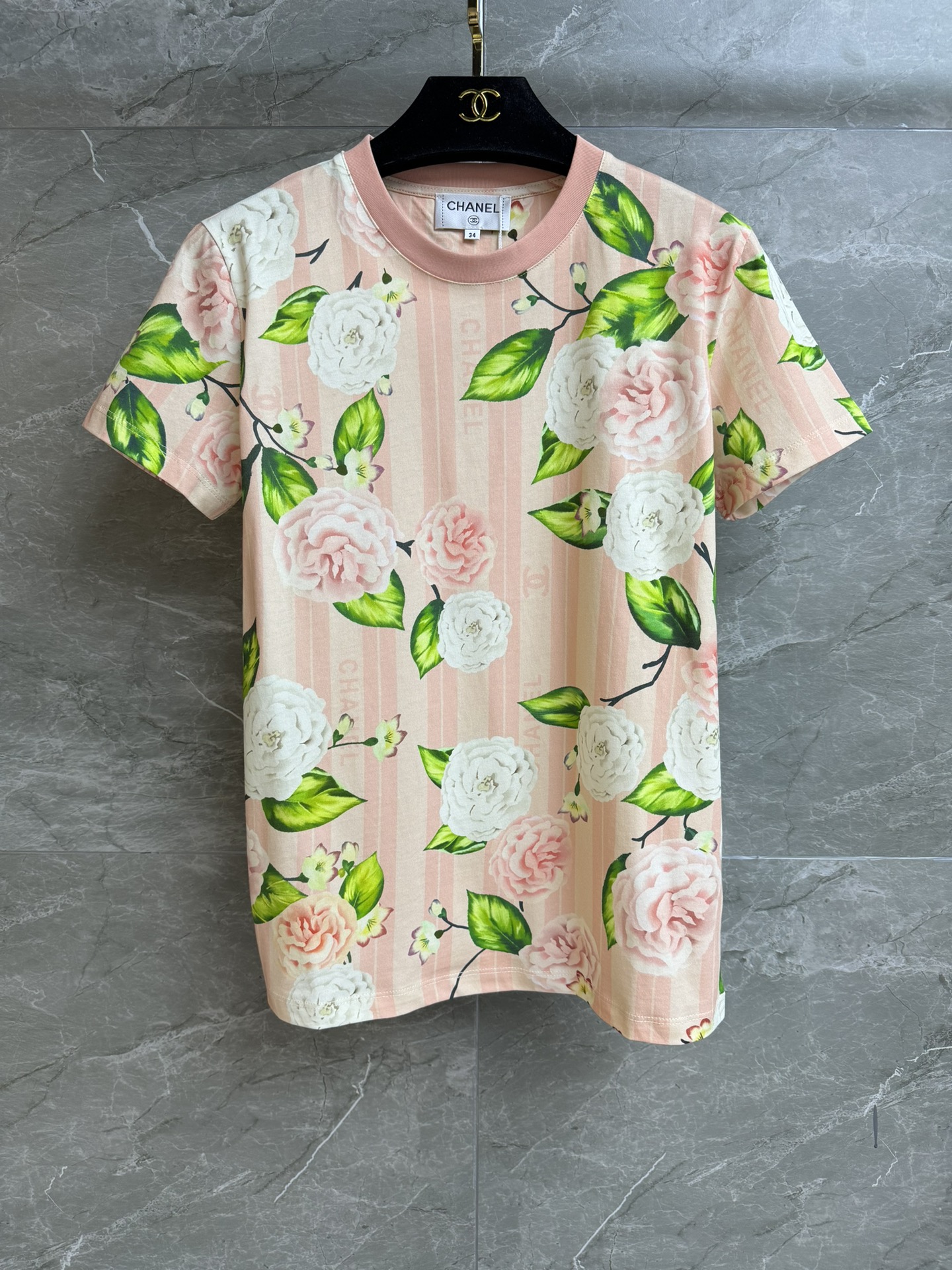 NO:686654,New arrival in early spring. Xiangjia camellia printed T-shirt. New arrival in early spring 2026. Round neck design. Colorful logo camellia printed round pattern. Fresh color matching and age-reducing. Imported pure cotton fabric. Comfortable and skin-friendly. Normal fit. The upper body is slim and versatile. Sizes are SML, chanel, tees, t-shirt,19860909早春新款上新啦 香家山茶花印花T恤 2026早春新品 圆领领口设计 彩色logo山茶花印花圆案 配色清新减龄 进口纯棉面料 舒适亲肤 正常版型 上身显瘦又百搭 尺码SML,,chanel,tees，t-shirt,,Women's clothing