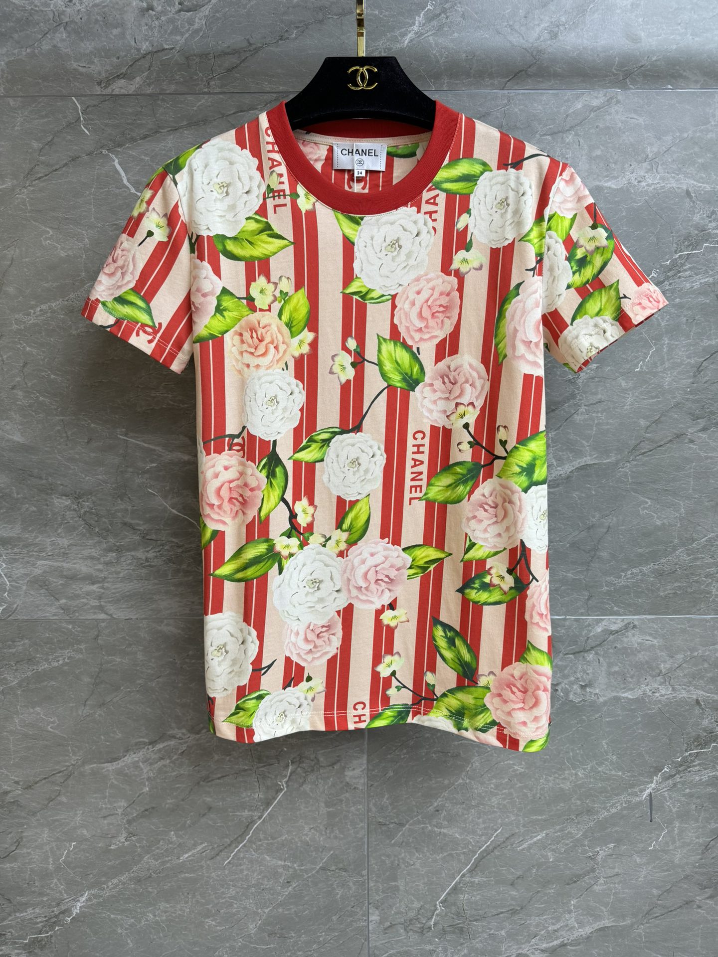 NO:686662,New arrival in early spring. Xiangjia camellia printed T-shirt. New arrival in early spring 2026. Round neck design. Colorful logo camellia printed round pattern. Fresh color matching and age-reducing. Imported pure cotton fabric. Comfortable and skin-friendly. Normal fit. The upper body is slim and versatile. Sizes are SML, chanel, tees, t-shirt,19860909早春新款上新啦 香家山茶花印花T恤 2026早春新品 圆领领口设计 彩色logo山茶花印花圆案 配色清新减龄 进口纯棉面料 舒适亲肤 正常版型 上身显瘦又百搭 尺码SML,,chanel,tees，t-shirt,,Women's clothing