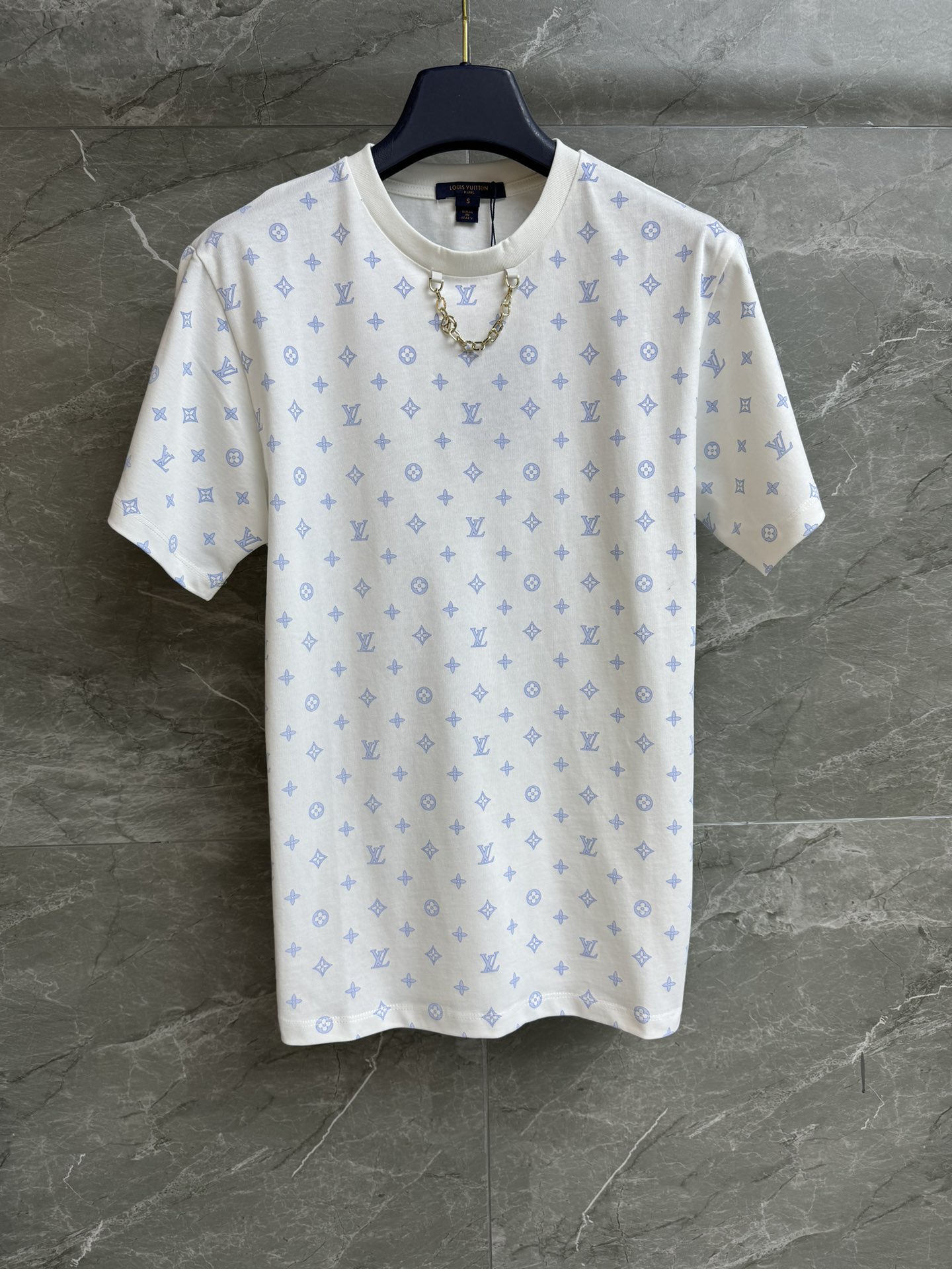 NO:686652,New arrival in early spring. L family presbyopia printed T-shirt 2026 new arrival in early spring. Round neck design. Metal chain decoration. Fully printed presbyopia logo pattern. Fashionable and high-end. Customized cotton fabric. Comfortable and breathable. Loose fit. The upper body looks slim and elegant. Complete trademarks. Sizes SML, Louis Vuitton, tees, t-shirt,19860909早春新款上新啦 L家老花印花T恤 2026早春新品 圆领领口设计 金属链条装饰点缀 满印老花logo图案 时髦高级 定制棉质面料 舒适透气 宽松版型 上身显瘦又气质 商标齐全 尺码SML,,louis vuitton,tees，t-shirt,,Women's clothing