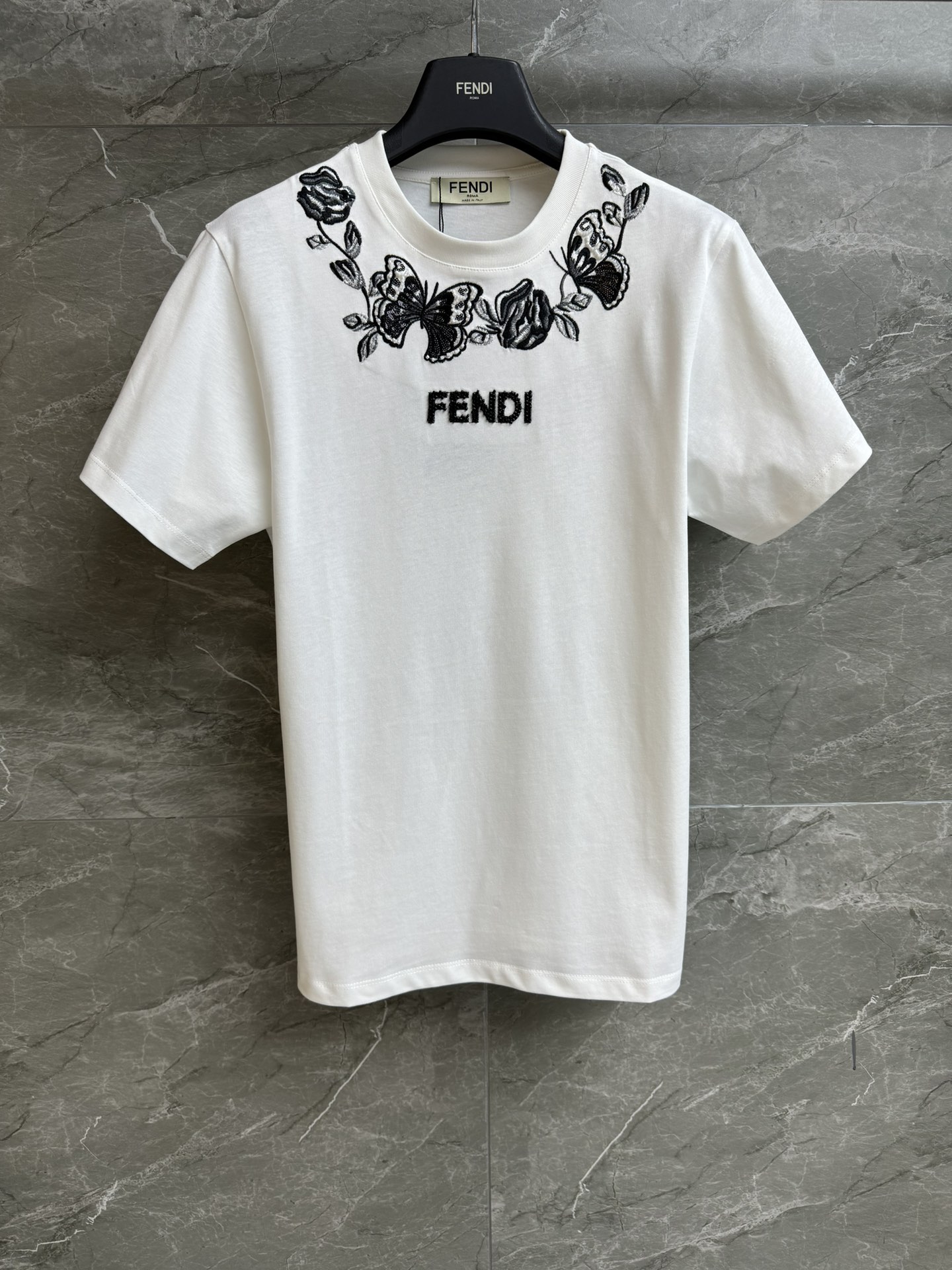 NO:686650,Spring and summer new styles are available, FD butterfly embroidery T-shirt, new for early spring 2026, round neck design, heavy beading logo butterfly embroidery pattern, exquisite three-dimensional, full of high-end sense, imported pure cotton fabric, comfortable and breathable, normal fit, the upper body is slim and versatile, complete trademarks, sizes SML, tees, t-shirt,19860909春夏新款上新啦 FD蝴蝶刺绣T恤 2026早春新品 圆领领口设计 重工钉珠logo蝴蝶刺绣图案 精致立体 高级感十足 进口纯棉面料 舒适透气 正常版型 上身显瘦又百搭 商标齐全 尺码SML,,tees，t-shirt,,Women's clothing