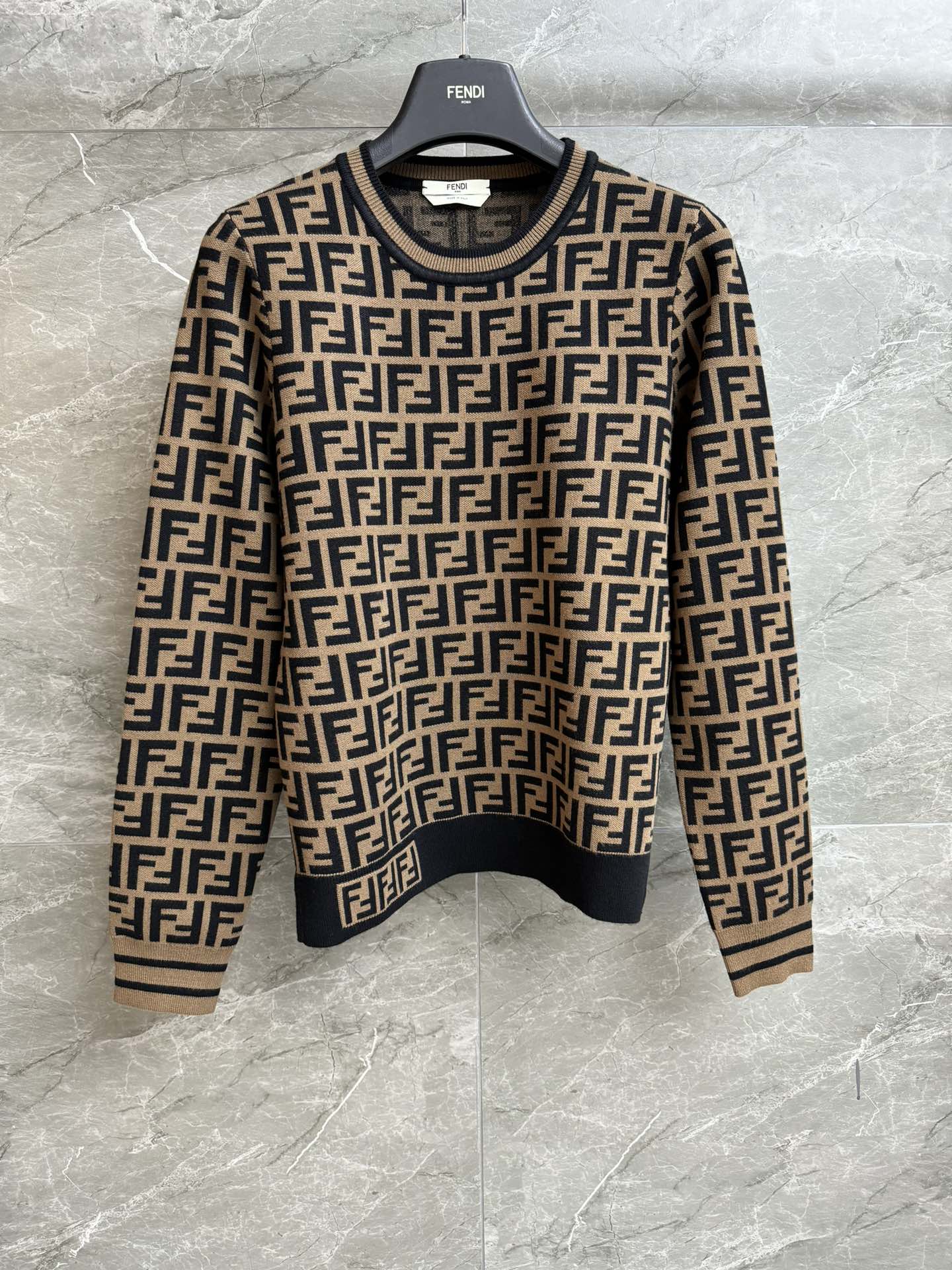 NO:686648,The new autumn and winter styles are on sale. FD presbyopic knitted sweater 2025 autumn and winter series. Round ribbed neckline. Retro coffee color. Classic presbyopic jacquard pattern. Full of high-end feel. Customized knitted fabric. Comfortable and breathable. Slim fit. The upper body is slim and elegant. Complete trademarks. Sizes sml,,sweaters,19860909秋冬新款出货啦 FD老花针织毛衣 2025秋冬系列 圆领罗纹领口 复古咖啡配色 经典老花提花图案 高级感十足 定制针织面料 舒适透气 修身版型 上身显瘦又气质 商标齐全 尺码sml,,sweaters,,Women's clothing