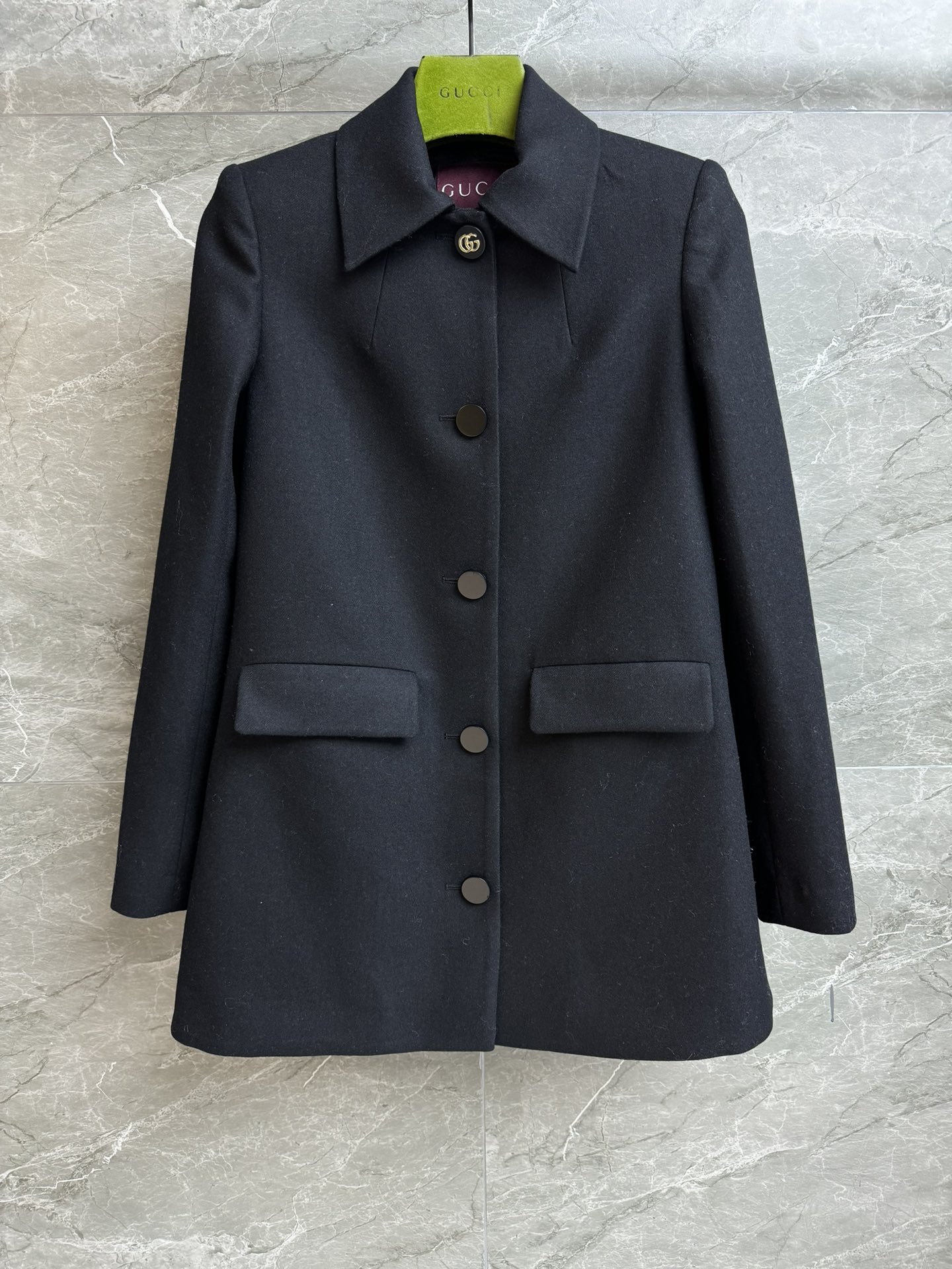 NO:686644,New autumn and winter styles are available. G family wool suit jacket 2025 autumn and winter series. Single-breasted lapel design. Gold-toned double G button decoration. Full of high-end feel. Customized wool tweed material. Comfortable and textured. Pear-shaped silhouette. The upper body is slim and elegant. Complete trademarks. Sizes SML, gucci, jackets & coats, business suit,19860909秋冬新款上新啦 G家羊毛西装外套 2025秋冬系列 翻领单排扣设计 金色调双G纽扣装饰点缀 高级感十足 定制羊毛花呢材质 舒适有质感 梨型轮廓版型 上身显瘦又气质 商标齐全 尺码SML,,gucci,jackets & coats,business suit,,Women's clothing