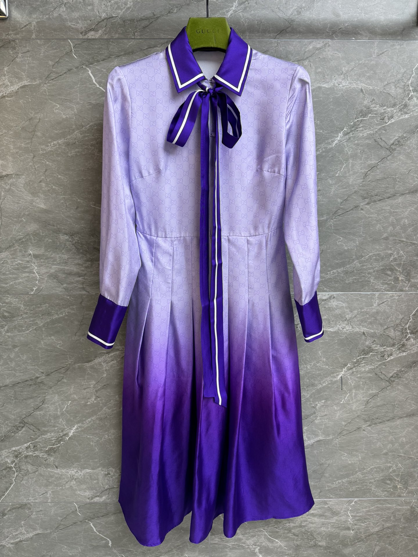 NO:686642,New autumn and winter new styles G family gradient silk dress 2025 autumn and winter series lapel ribbon tie neck classic logo print pattern purple gradient color retro and high-end custom twill silk fabric skin-friendly and comfortable very vertical sense slim fit upper body slim and elegant complete trademarks sizes SML, gucci, skirts, real silk,19860909秋冬新款上新啦 G家渐变色真丝连衣裙 2025秋冬系列 翻领飘带系带领口 经典logo印花图案 紫色渐变配色 复古又高级 定制斜纹真丝面料 亲肤舒适 很有垂直感 修身版型 上身显瘦又气质 商标齐全 尺码SML,,gucci,skirts,real silk,,Women's clothing