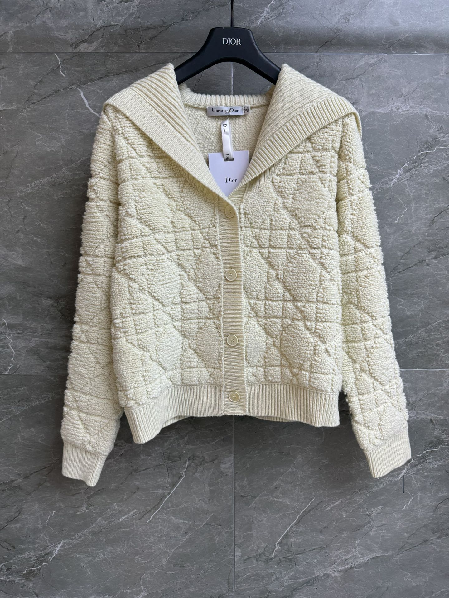 NO:687009,The new model for early spring has been shipped. D's cantank plaid knitted cardigan 2025 early spring series. Navy style shawl collar design. Classic cannage pattern. High-end and fashionable. Wool and cashmere blended fabric. Tight, thick and warm. Super texture. Normal fit. The upper body is slim and elegant. Complete trademarks. Sizes SML, dior, shawls,19860909早春新款出货啦 D家藤格纹针织开衫 2025早春系列 海军风披肩领设计 经典藤格纹图案 高级时髦洋气 羊毛羊绒混纺面料 紧密厚实保暖 超有质感 正常版型 上身显瘦又气质 商标齐全 尺码SML,,dior,shawls,,Women's clothing