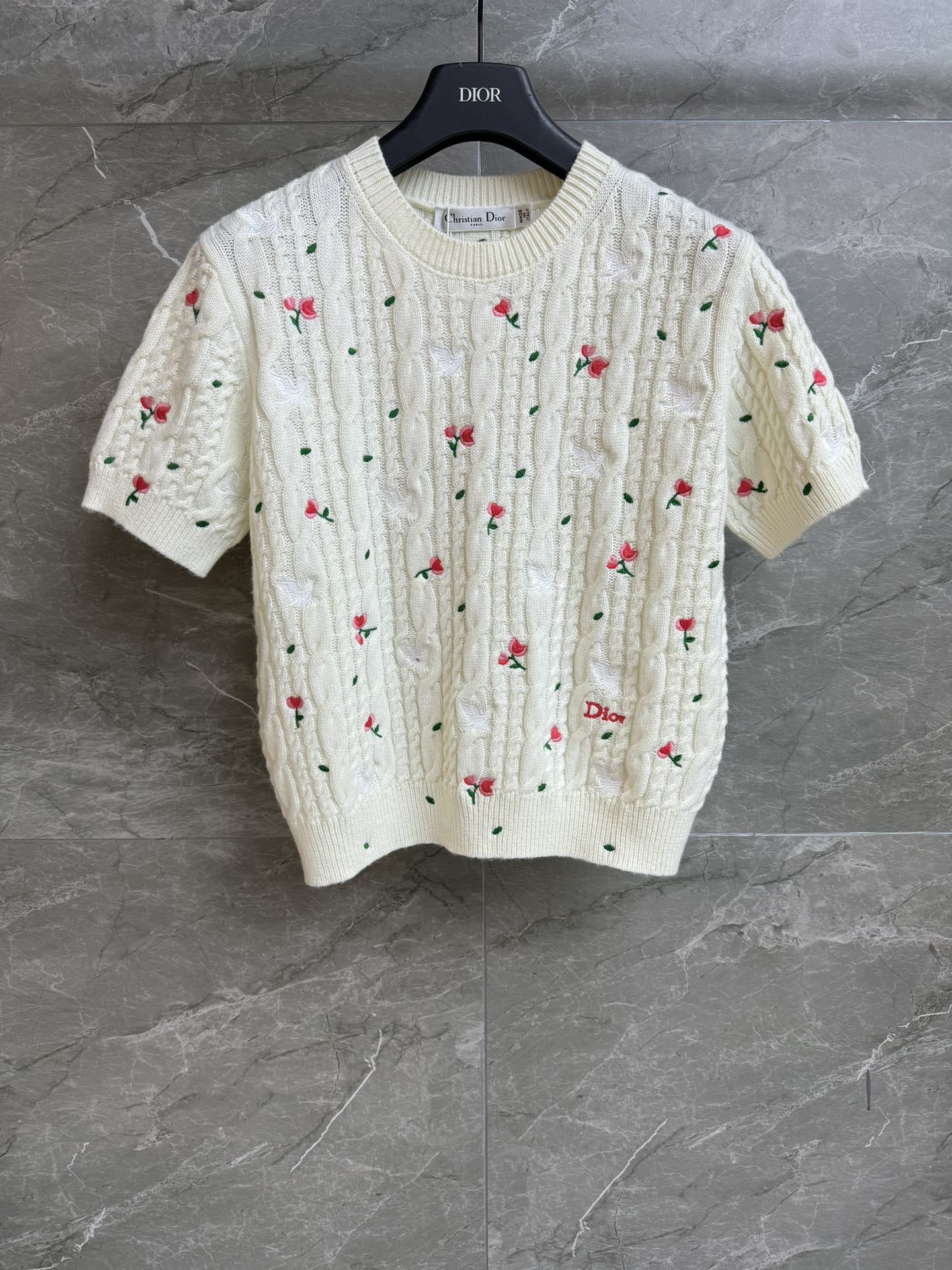 NO:686987,New styles for early spring are available. D's floral embroidered short sleeves. 2026 spring and summer series. Round ribbed neckline. Fresh and sweet floral embroidery patterns. Exquisite, fashionable and age-reducing. Customized knitted fabric. Soft and comfortable. Short version. The upper body is slim and elegant. Complete trademarks. Sizes SML, dior, T-shirt,19860909早春新款上新啦 D家碎花刺绣短袖 2026春夏系列 圆领罗纹领口 清新甜美的碎花刺绣图案 精致时髦减龄 定制针织面料 柔软舒适 短款版型 上身显瘦又气质 商标齐全 尺码SML,,dior,T-shirt,,Women's clothing