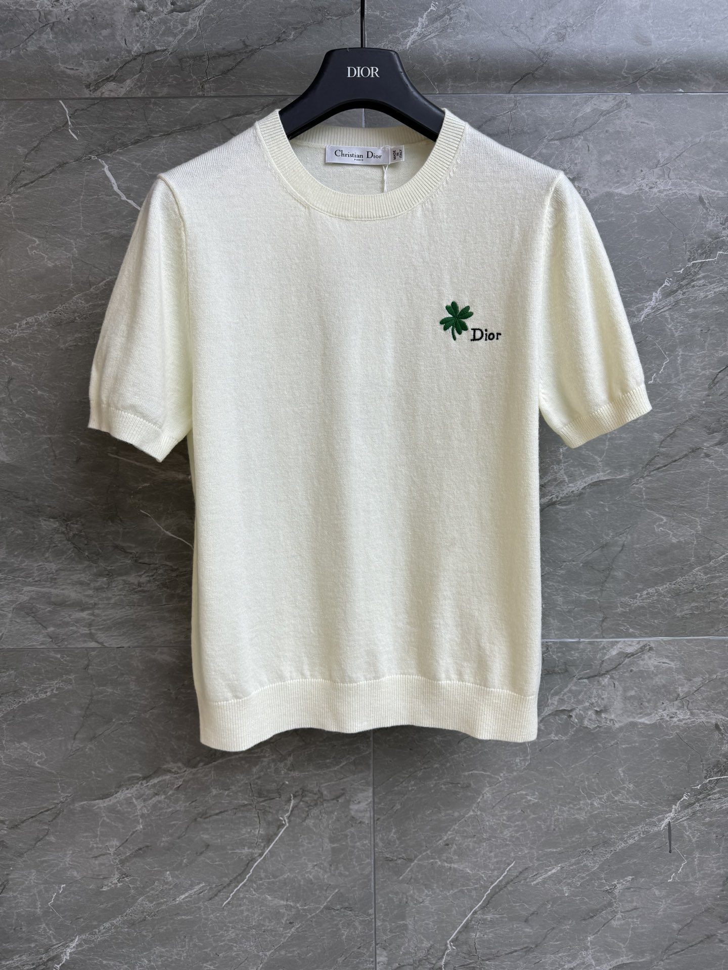 NO:686984,New models for early spring have been shipped. D family four-leaf clover embroidered short sleeves 2026 spring and summer series. Round ribbed neckline. Four-leaf clover logo embroidery embellishment. Simple and high-end. Wool knitted fabric. Comfortable and breathable. Slim fit. The upper body is slim and versatile. Complete trademarks. Sizes SML, dior, T-shirt,19860909早春新款出货啦 D家四叶草刺绣短袖 2026春夏系列 圆领罗纹领口 四叶草logo刺绣点缀 简约又高级 羊毛针织面料 舒适透气 修身版型 上身显瘦又百搭 商标齐全 尺码SML,,dior,T-shirt,,Women's clothing