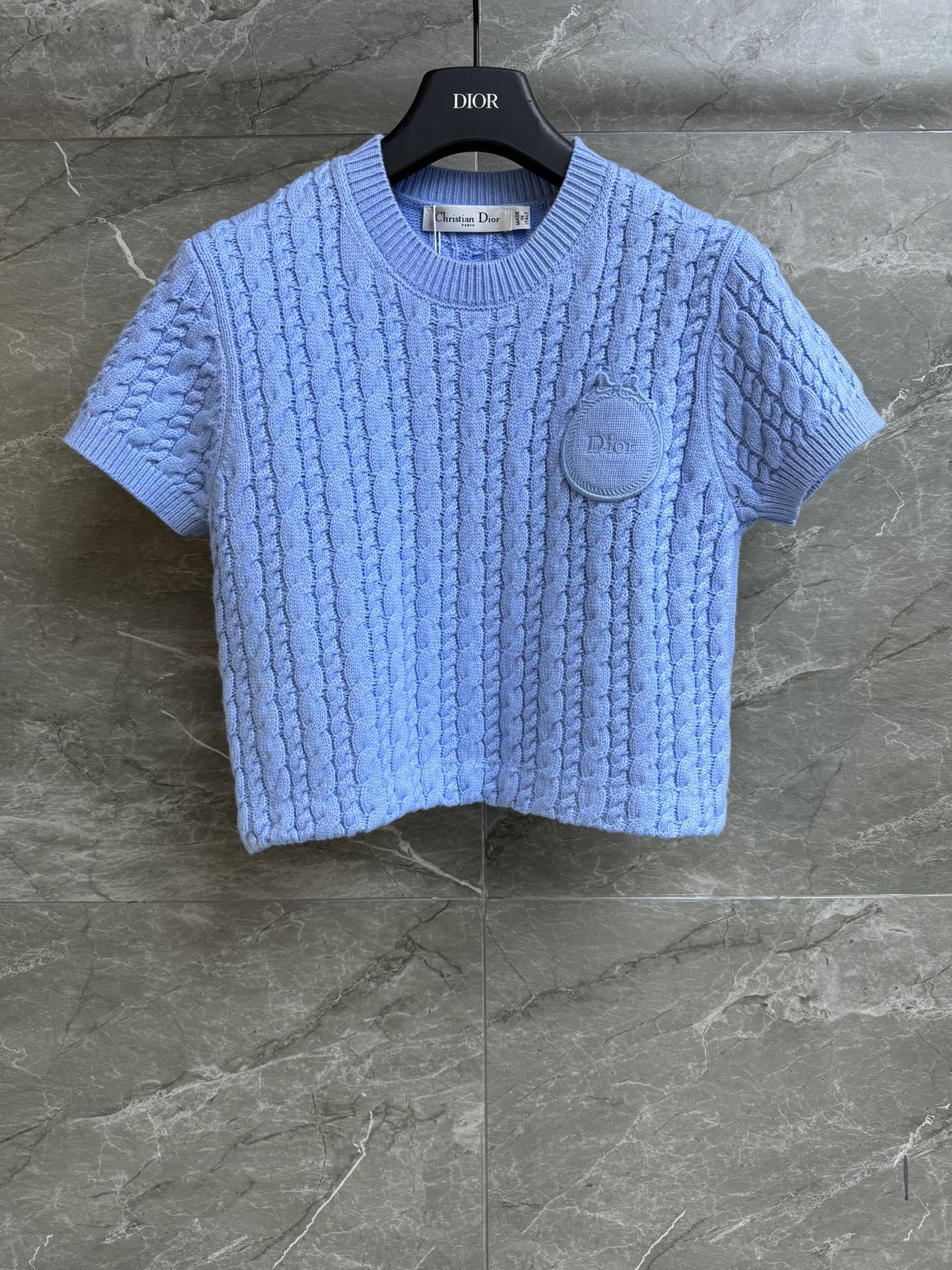 NO:686990,New styles for early spring are available. D’s twist knitted short sleeves 2026 spring and summer series. Round ribbed neckline. Letter logo embroidered logo embellishment. Twist knitting texture. Fashionable color matching. Customized knitted fabric. Comfortable and skin-friendly. Slim fit. Upper body looks slimmer and younger. Complete trademarks. Sizes SML, dior, T-shirt,19860909早春新款上新啦 D家麻花针织短袖 2026春夏系列 圆领罗纹领口 字母logo刺绣徽标点缀 麻花编织纹理 配色时髦洋气 定制针织面料 舒适亲肤 修身版型 上身显瘦又减龄 商标齐全 尺码SML,,dior,T-shirt,,Women's clothing