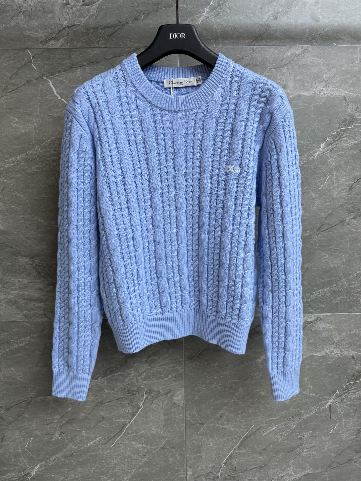 NO:686996,The new style for early spring is new. D's twist knitted sweater 2026 spring and summer series. Round ribbed neckline. Letter logo embroidery embellishment on the chest. Twist knitting texture. Fashionable color matching. Customized knitted fabric. Comfortable and skin-friendly. Normal fit. The upper body is slim and elegant. Complete trademarks. Sizes SML, dior, sweaters,19860909早春新款上新啦 D家麻花针织毛衣 2026春夏系列 圆领罗纹领口 胸前字母logo刺绣点缀 麻花编织纹理 配色时髦洋气 定制针织面料 舒适亲肤 正常版型 上身显瘦又气质 商标齐全 尺码SML,,dior,sweaters,,Women's clothing