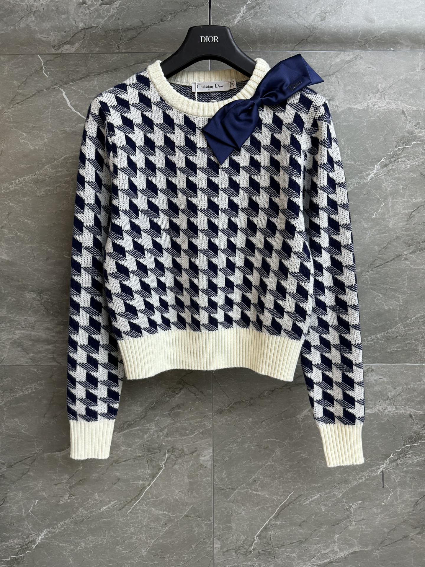 NO:687001,The new style for early spring is new. D's houndstooth bow sweater 2026 spring and summer series. Round ribbed neckline. Bow decoration. Houndstooth color. Retro and fashionable. Wool knitted fabric. Comfortable and skin-friendly. Slim version. The upper body is slim and elegant. Complete trademarks. Sizes: sml, dior, sweaters,19860909早春新款上新啦 D家千鸟格蝴蝶结毛衣 2026春夏系列 圆领罗纹领口 蝴蝶结装饰点缀 千鸟格配色 复古时髦洋气 羊毛针织面料 舒适亲肤 修身版型 上身显瘦又气质 商标齐全 尺码sml,,dior,sweaters,,Women's clothing