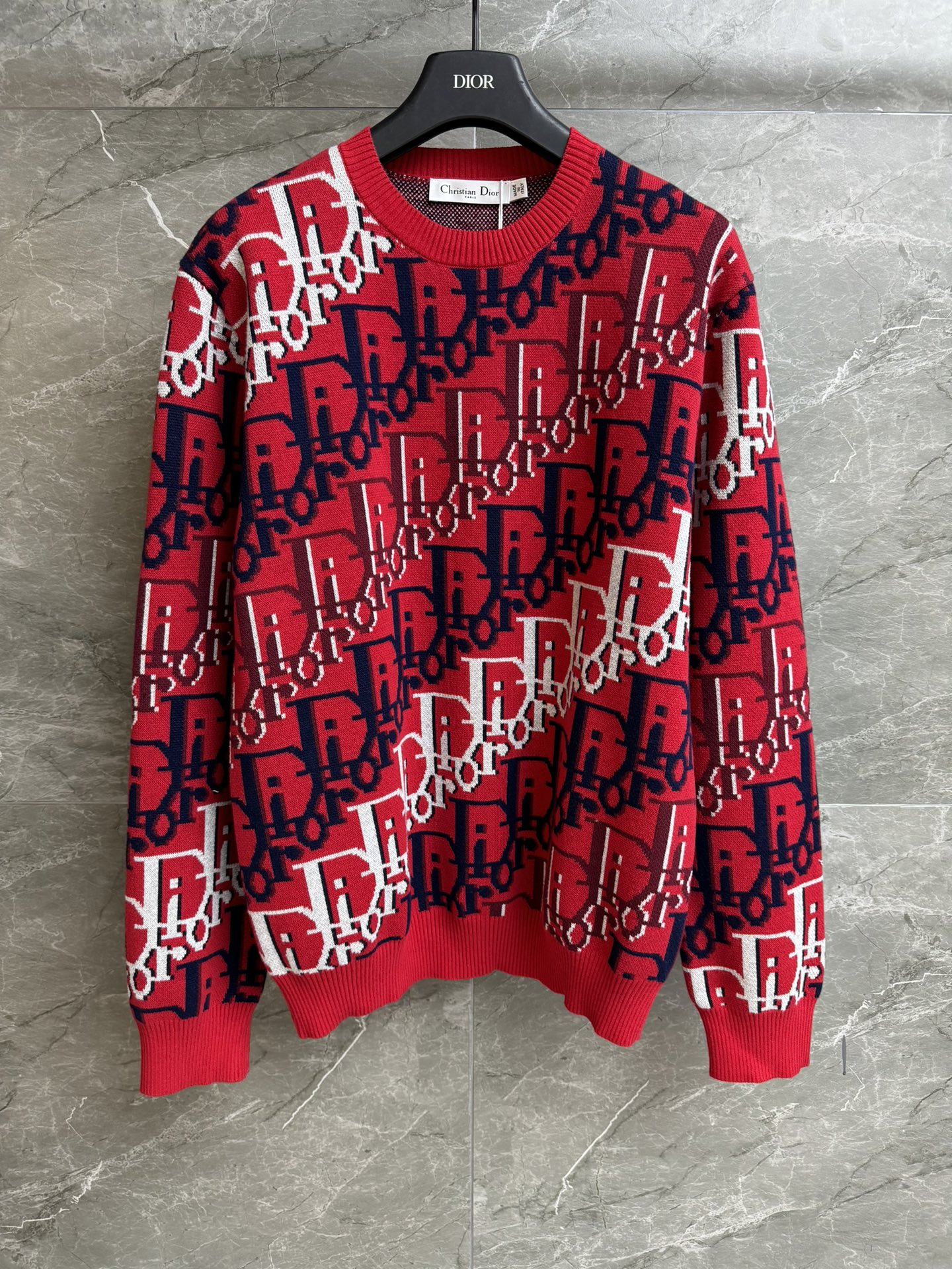 NO:686999,The new style of early spring has been shipped. D's red presbyopic sweater 2026 spring and summer series. Round neck single-breasted design. All over presbyopia jacquard pattern. Red color scheme. Festive and high-end. Wool knitted fabric. Soft and thick. Loose fit. The upper body is slim and elegant. Complete trademarks. Sizes SML, dior, sweaters,19860909早春新款出货啦 D家红色老花毛衣 2026春夏系列 圆领单排扣设计 满幅老花提花图案 红色配色喜庆高级 羊毛针织面料 柔软厚实 宽松版型 上身显瘦又气质 商标齐全 尺码SML,,dior,sweaters,,Women's clothing