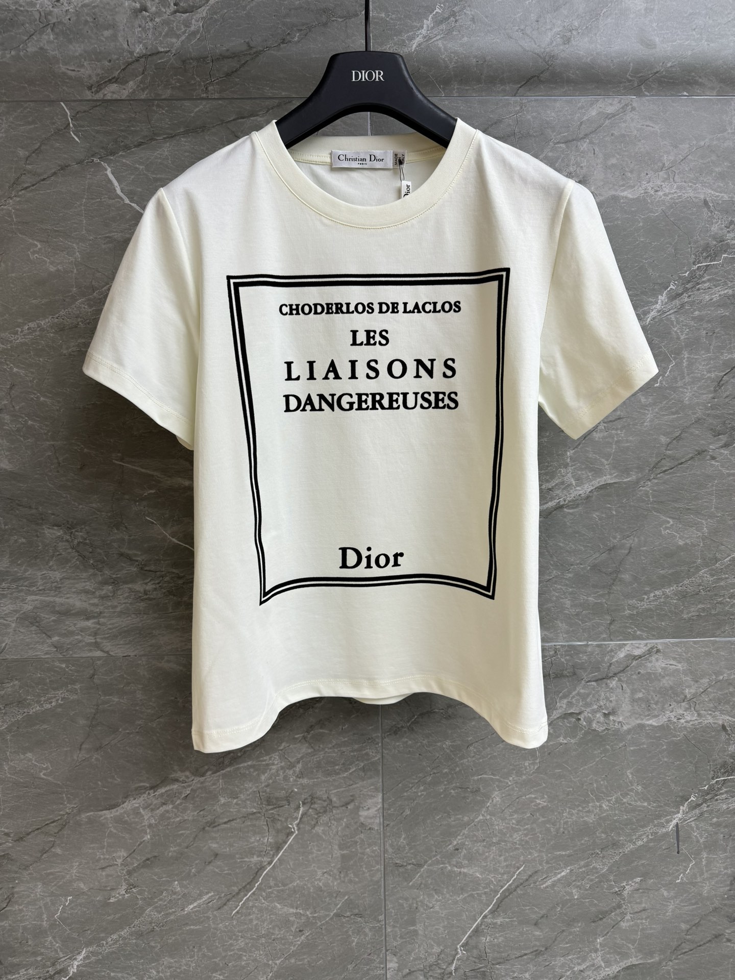 NO:686982,New arrival in early spring. D family flocked printed T-shirt 2026 early spring series. Round neck design. Letter flocked printed pattern. Simple, fashionable and advanced. Customized pure cotton material. Skin-friendly and breathable. Normal fit. The upper body is slim and versatile. Complete trademarks. Sizes SML, dior, tees, t-shirt,19860909早春新款上新啦 D家植绒印花T恤 2026早春系列 圆领领口设计 字母植绒印花图案 简约时髦高级 定制纯棉材质 亲肤透气 正常版型 上身显瘦又百搭 商标齐全 尺码SML,,dior,tees，t-shirt,,Women's clothing