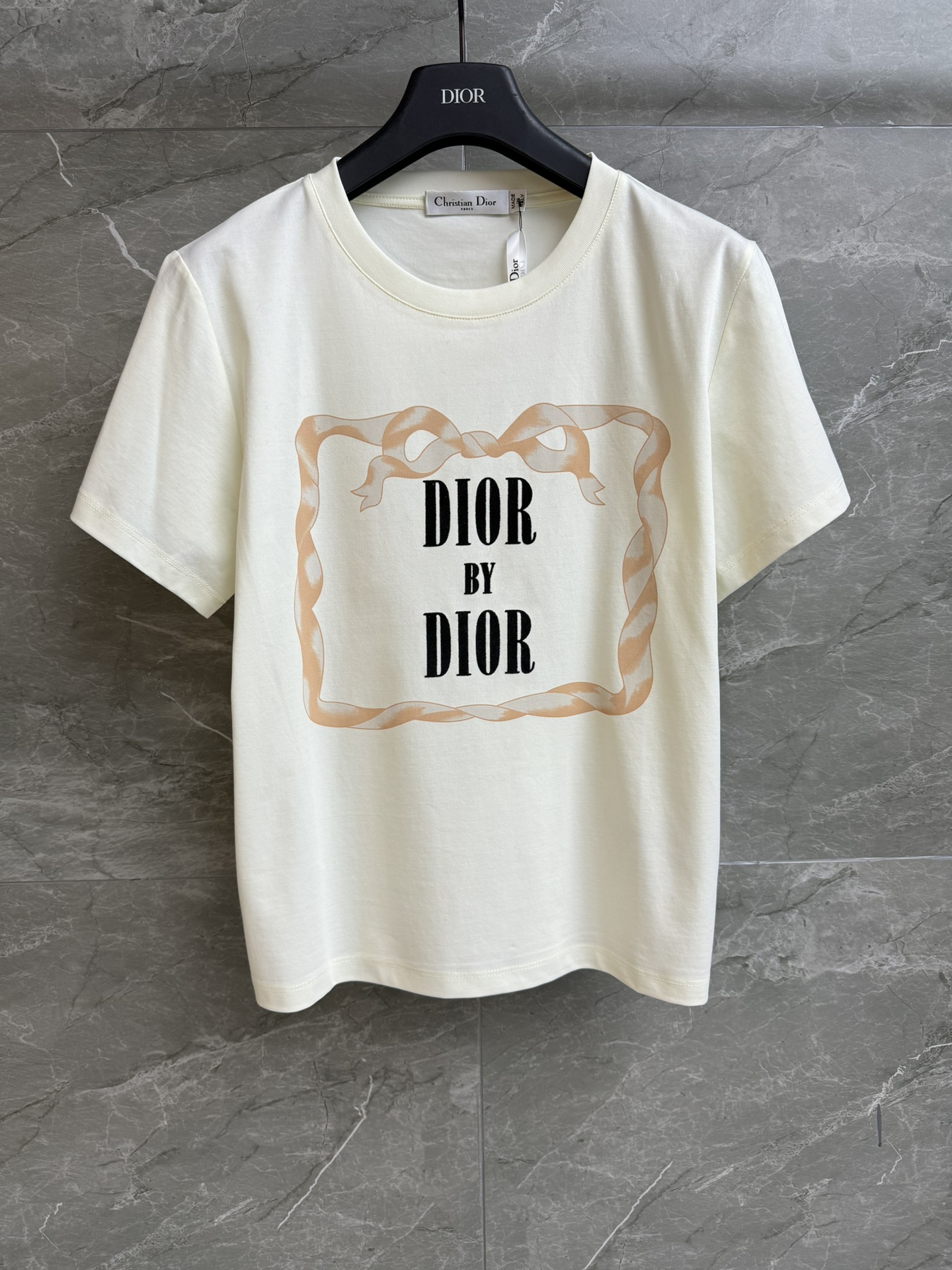 NO:686978,The new style for early spring is new. D family letter printed T-shirt 2026 early spring series. Round neck design. Letter logo printed pattern. Fashionable and advanced for age reduction. Customized pure cotton material. Skin-friendly and breathable. Normal fit. The upper body is slim and versatile. Complete trademarks. Sizes SML, dior, tees, t-shirt,19860909早春新款上新啦 D家字母印花T恤 2026早春系列 圆领领口设计 字母logo印花图案 减龄时髦高级 定制纯棉材质 亲肤透气 正常版型 上身显瘦又百搭 商标齐全 尺码SML,,dior,tees，t-shirt,,Women's clothing