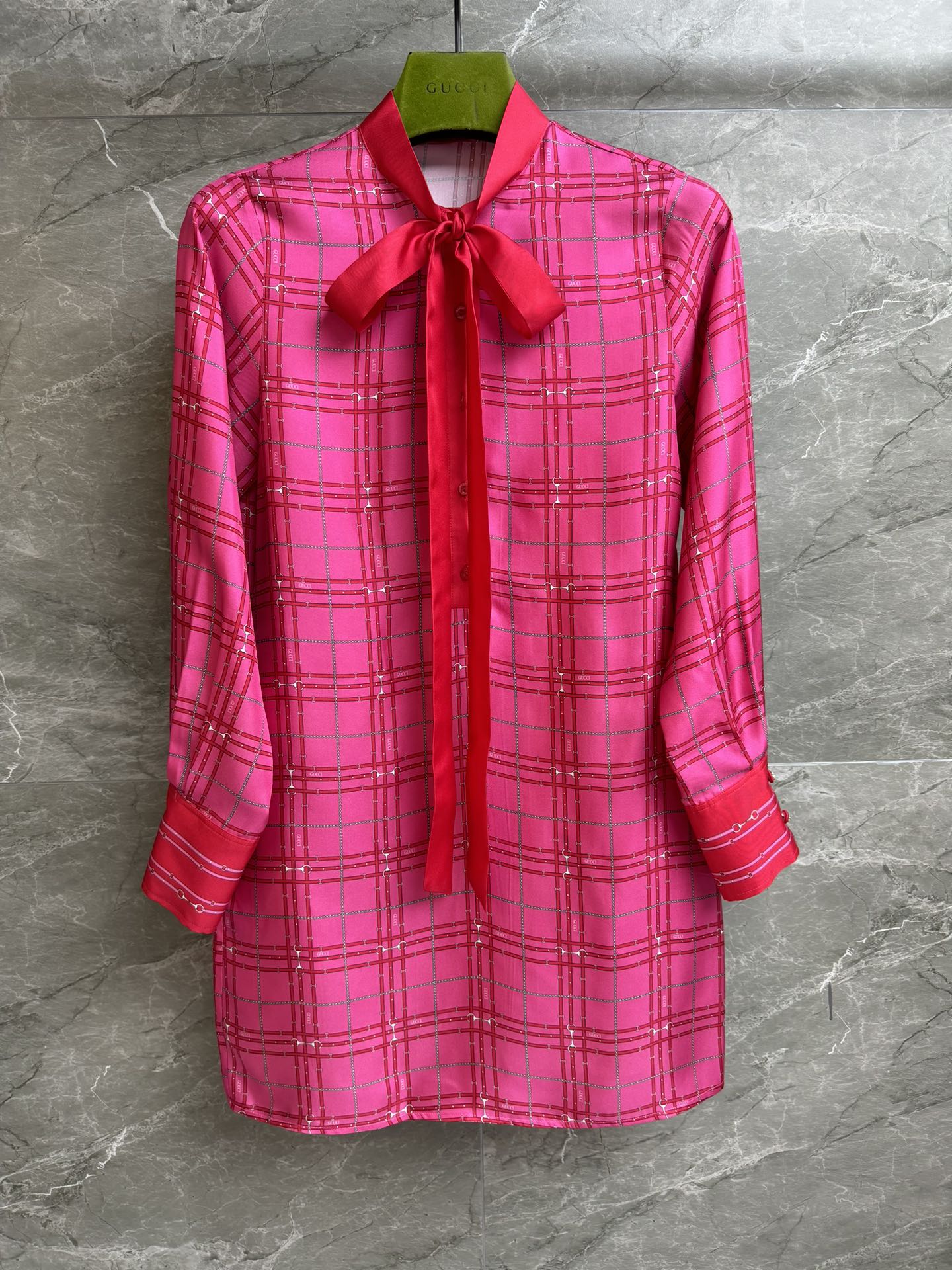 NO:686973,The new style for early spring is new. G family plaid silk dress 2026 early spring series. Ribbon tie neck. Colorful plaid logo printing pattern. Fashionable and high-end. Twill silk fabric. Skin-friendly and comfortable. Very vertical. Normal fit. The upper body is slim and elegant. Complete trademarks. Sizes SML, gucci, skirts, real silk,19860909早春新款上新啦 G家格纹真丝连衣裙 2026早春系列 飘带系带领口 彩色格纹logo印花图案 时髦洋气高级 斜纹真丝面料 亲肤舒适 很有垂直感 正常版型 上身显瘦又气质 商标齐全 尺码SML,,gucci,skirts,real silk,,Women's clothing
