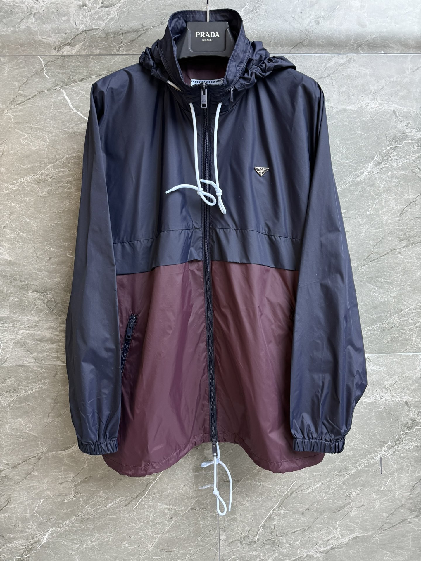 NO:686970,New autumn and winter styles are available. P's color-blocked nylon jacket, 2025 autumn and winter series, hooded drawstring design, triangle logo embellishment, dark blue and burgundy, retro, fashionable and high-end, customized nylon fabric, light, thin and comfortable, loose fit, easy to wear, complete trademarks, sizes SML, jackets & coats, hats,19860909秋冬新款上新啦 P家拼色尼龙外套 2025秋冬系列 连帽抽绳设计 三角logo徽标点缀 深蓝拼酒红色 复古时髦高级 定制尼龙面料 轻盈轻薄舒适 宽松版型 不挑人穿 商标齐全 尺码SML,,jackets & coats,hats,,Women's clothing