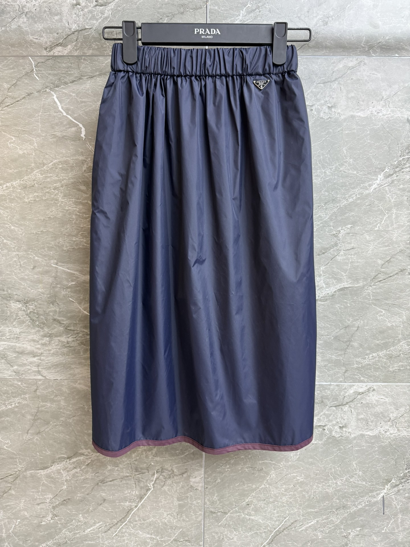 NO:686994,New autumn and winter styles are available. P family nylon skirt 2025 autumn and winter series. Elastic elastic waistband. Triangular logo embellishment. Dark blue and burgundy. Retro, fashionable and high-end. Customized nylon fabric. Light, thin and comfortable. A-type skirt version. The upper body is slim and versatile. Complete trademarks. Sizes SML,,skirts,19860909秋冬新款上新啦 P家尼龙半身裙 2025秋冬系列 松紧弹力腰头 三角logo徽标点缀 深蓝拼酒红色 复古时髦高级 定制尼龙面料 轻盈轻薄舒适 A型半身裙版型 上身显瘦又百搭 商标齐全 尺码SML,,skirts,,Women's clothing