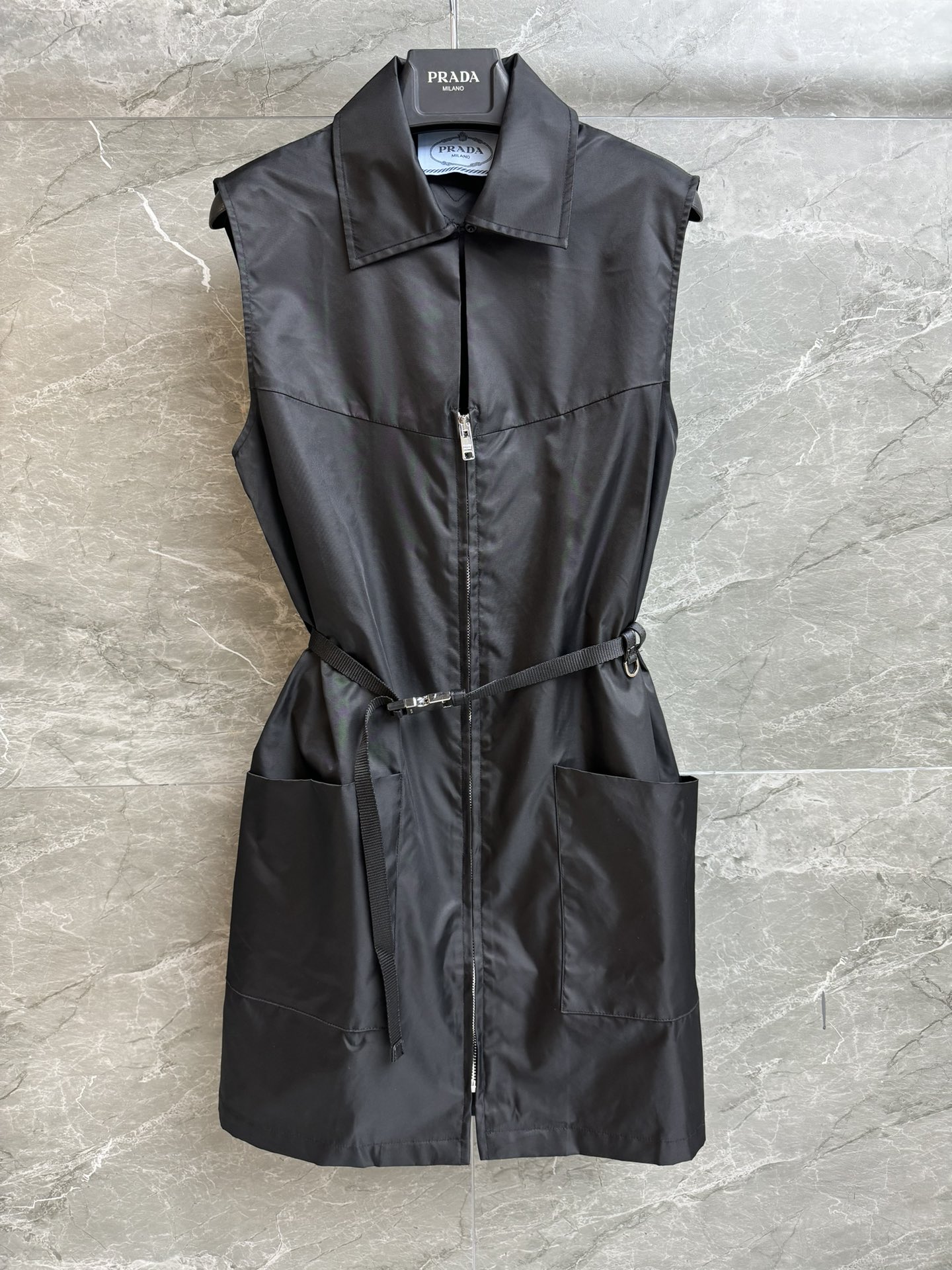 NO:687235,The new style for early spring is new. P's sleeveless waist dress 2026 spring and summer series. Lapel zipper design. Large pocket decoration. Sweet and cool workwear style. Imported recycled nylon fabric. Comfortable and stiff. Slim fit. Equipped with belt to tighten the waist. The upper body looks slim and elegant. Complete trademarks. Sizes SML,,skirts,19860909早春新款上新啦 P家无袖收腰连衣裙 2026春夏系列 翻领拉链设计 大口袋装饰点缀 甜酷工装风 进口再生尼龙面料 舒适挺括 修身版型 配有腰带收腰 上身显瘦又气质 商标齐全 尺码SML,,skirts,,Women's clothing