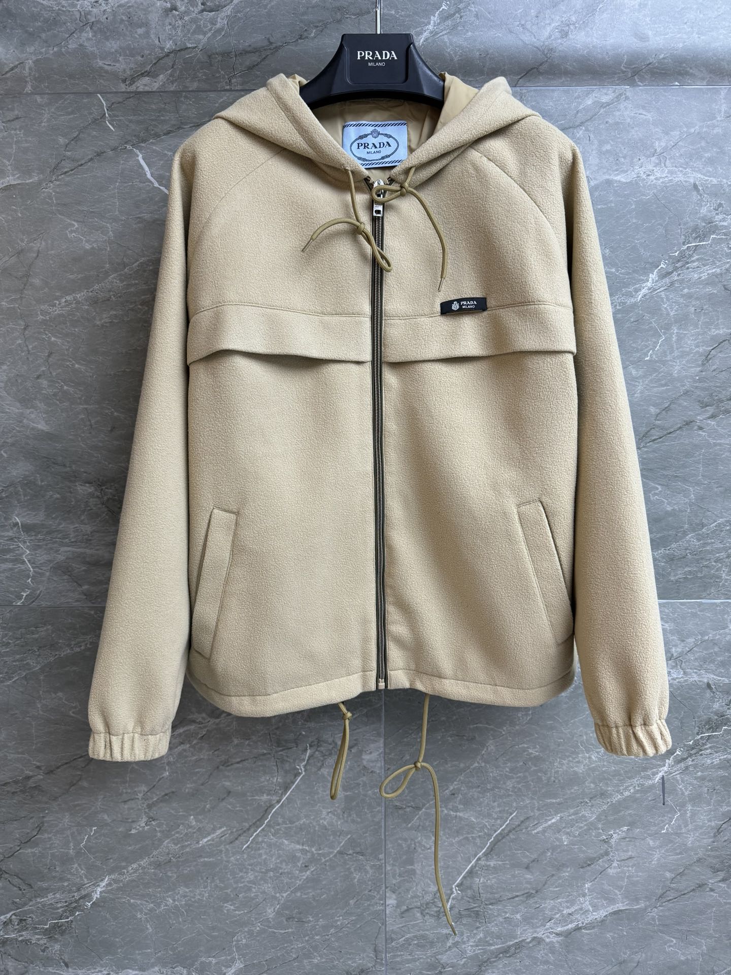 NO:687229,New autumn and winter styles are available. P family khaki fleece jacket 2025 autumn and winter series. Hooded zipper design. Logo embellishment on the chest. Fashionable and advanced color matching. Casual and sports style. Customized technical fleece fabric. Locks in warmth and comfort. Loose fit. The upper body is slim and versatile. Complete trademarks. Sizes: sml,, jackets & coats, hats,19860909秋冬新款上新啦 P家卡其色抓绒外套 2025秋冬系列 连帽拉链设计 胸前logo徽标点缀 配色时髦高级 休闲运动风 定制科技抓绒面料 锁温保暖舒适 宽松版型 上身显瘦又百搭 商标齐全 尺码sml,,jackets & coats,hats,,Women's clothing