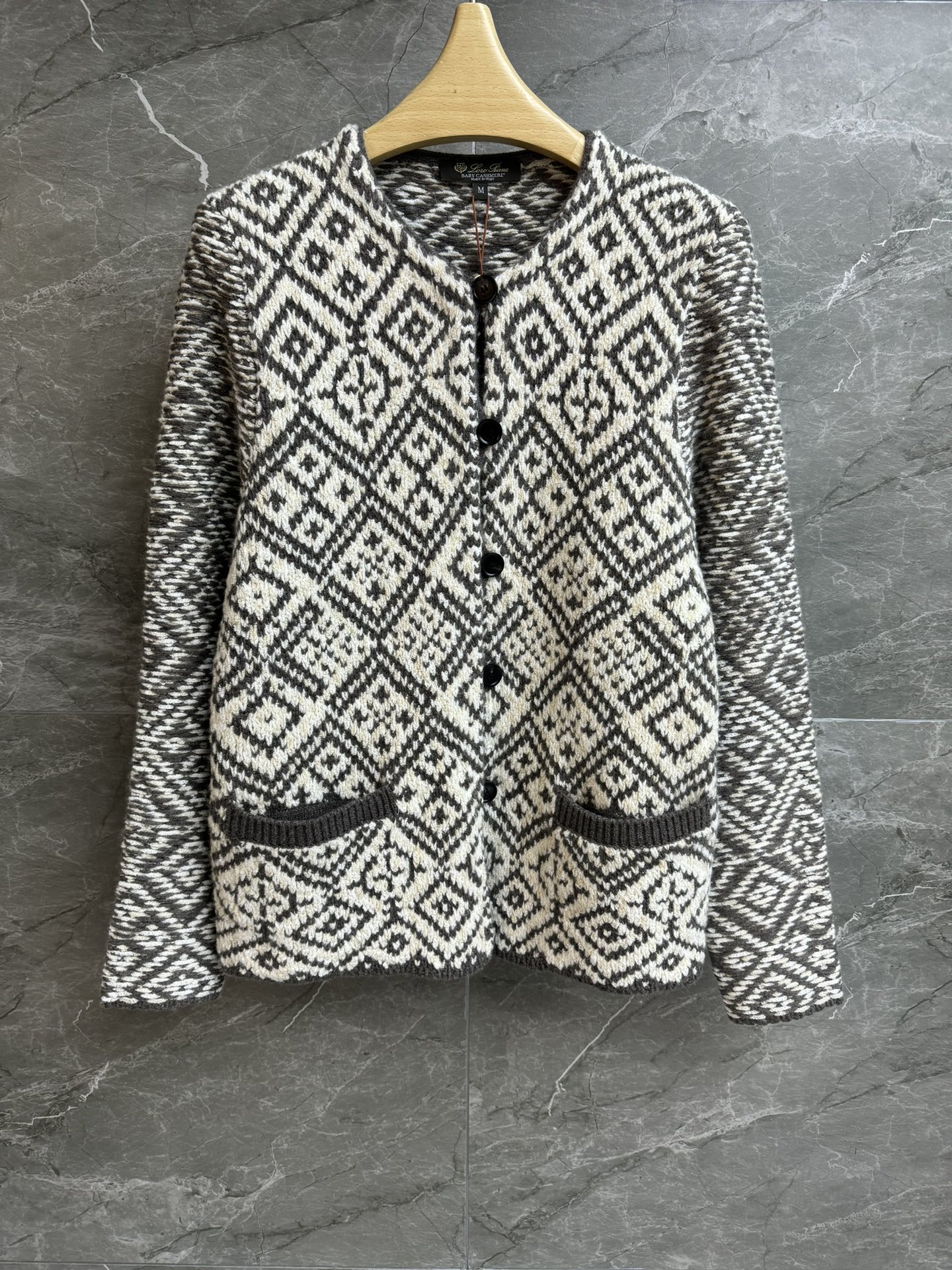 NO:687226,The high version with dust bag is shipped. LP diamond jacquard cashmere cardigan 2025 autumn and winter series. Round neck single-breasted design. Geometric diamond jacquard pattern. Retro and high-end. Cashmere blended knitted fabric. Soft, thick and warm. Normal fit. The upper body is slim and elegant. Size SML, loro piana,19860909配防尘袋高版本出货啦 LP菱格提花羊绒开衫 2025秋冬系列 圆领单排扣设计 几何菱格提花图案 复古又高级 羊绒混纺针织面料 柔软厚实保暖 正常版型 上身显瘦又气质 尺码SML,,loro piana,,Women's clothing