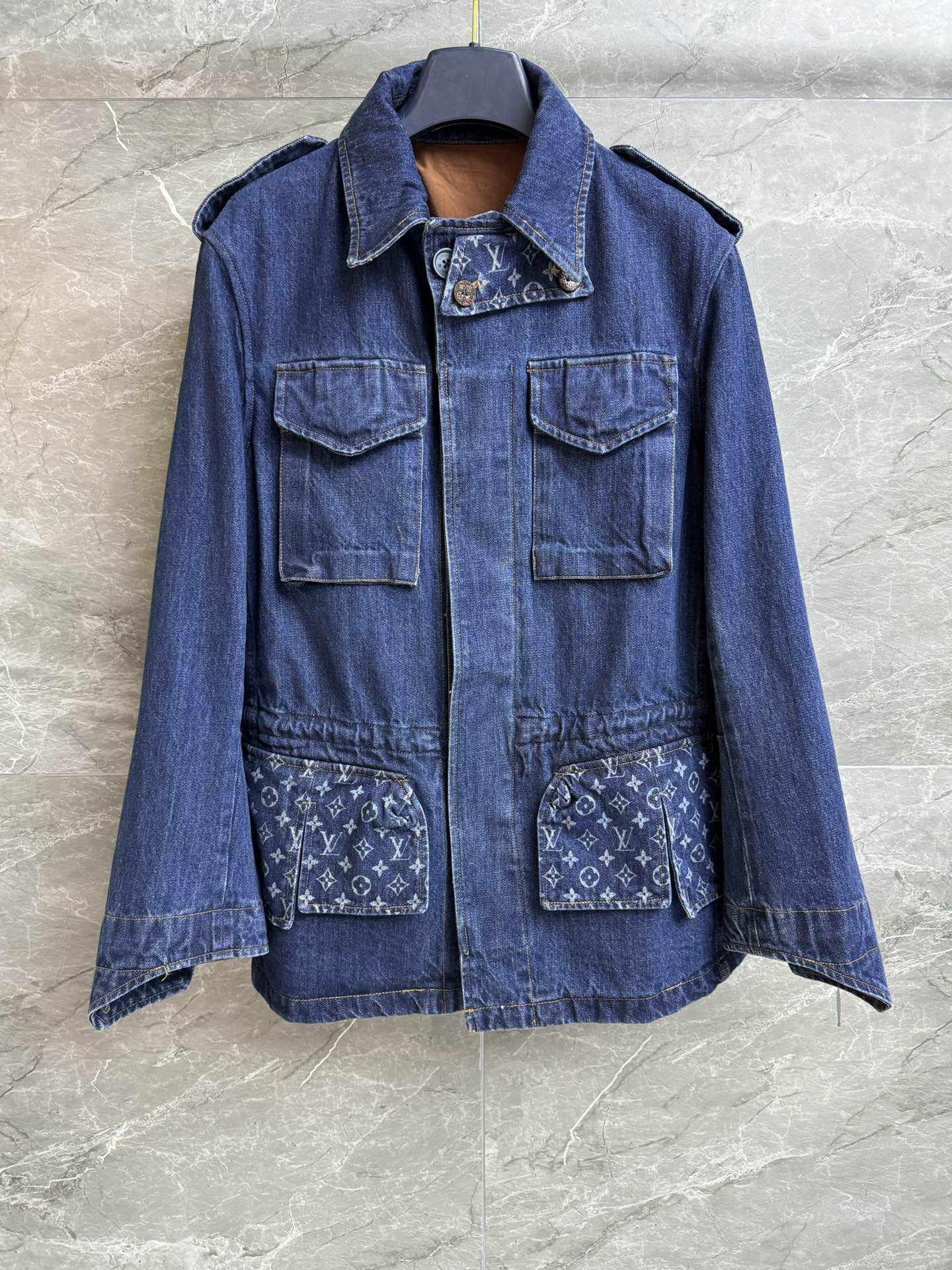 NO:687585,The new style for early spring is new. L family original color denim jacket 2026 early spring series. Lapel neck design. Classic presbyopia pattern splicing decoration. Fashionable and high-end with design. Customized original color denim fabric. Comfortable, stiff and stylish. Straight fit. Internal drawstring waist. The upper body is slim and elegant. Complete trademarks. Sizes SML, Louis Vuitton, jackets & coats,19860909早春新款上新啦 L家原色牛仔外套 2026早春系列 翻领领口设计 经典老花图案拼接装饰 时髦高级有设计感 定制原色牛仔布面料 舒适挺括有型 直筒版型 内部抽绳收腰 上身显瘦又气质 商标齐全 尺码SML,,louis vuitton,jackets & coats,,Women's clothing